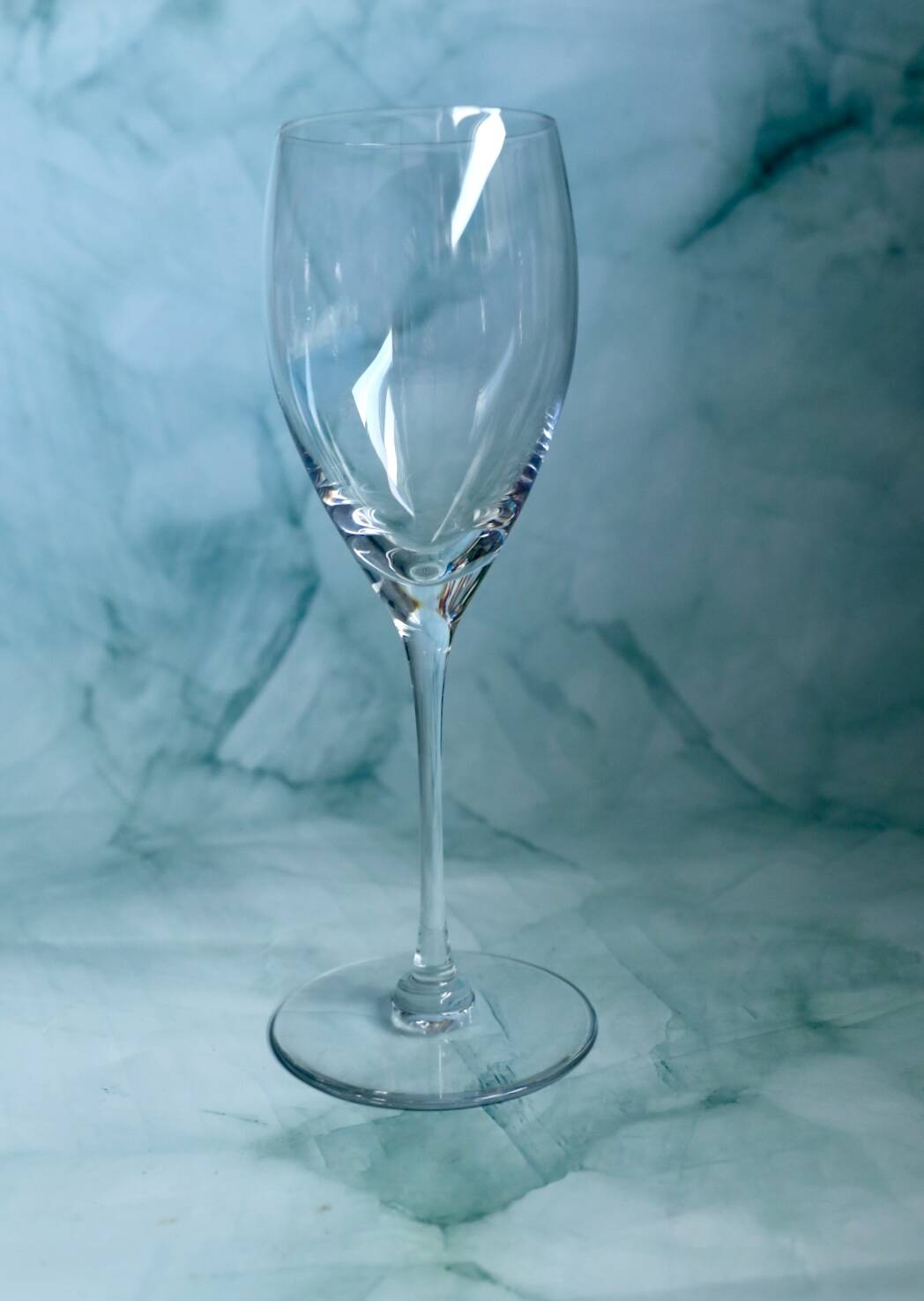 6 crystal champagne flutes from Saint-Louis and their box.