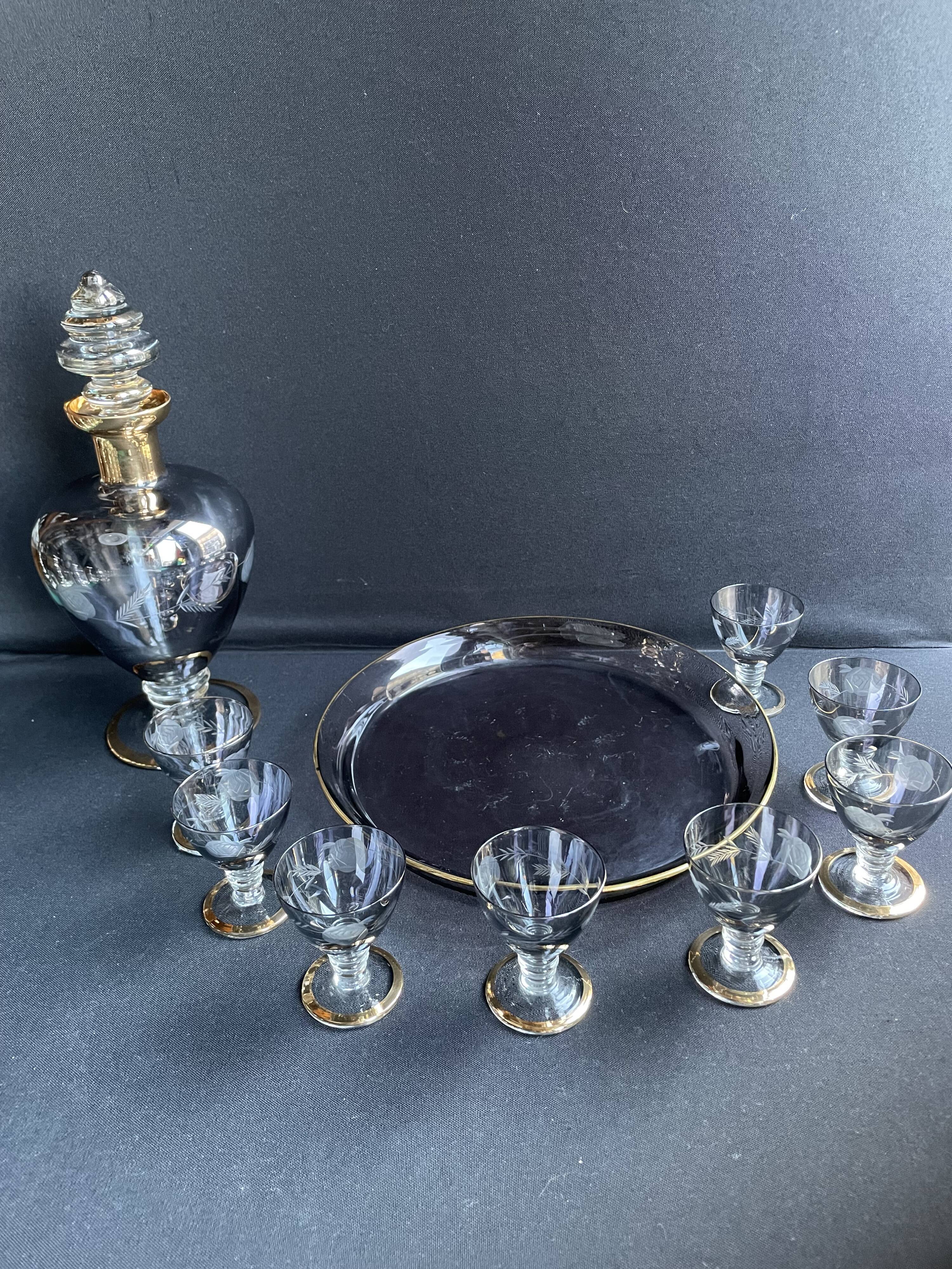 Complete shot service in silver-gray and engraved gold crystal