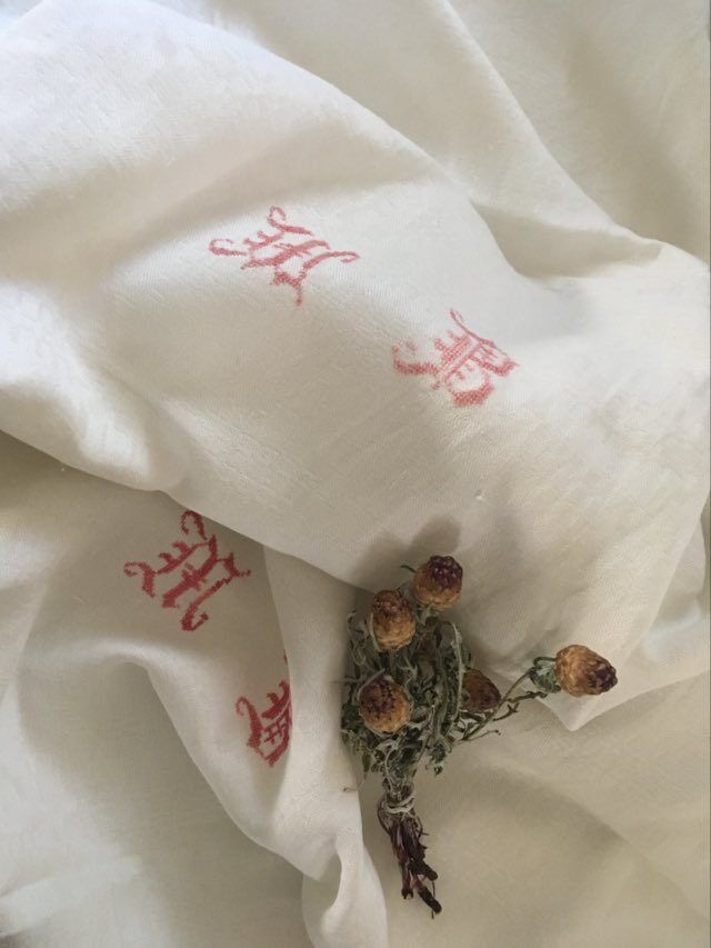 Damask tablecloth with double monogram M B.