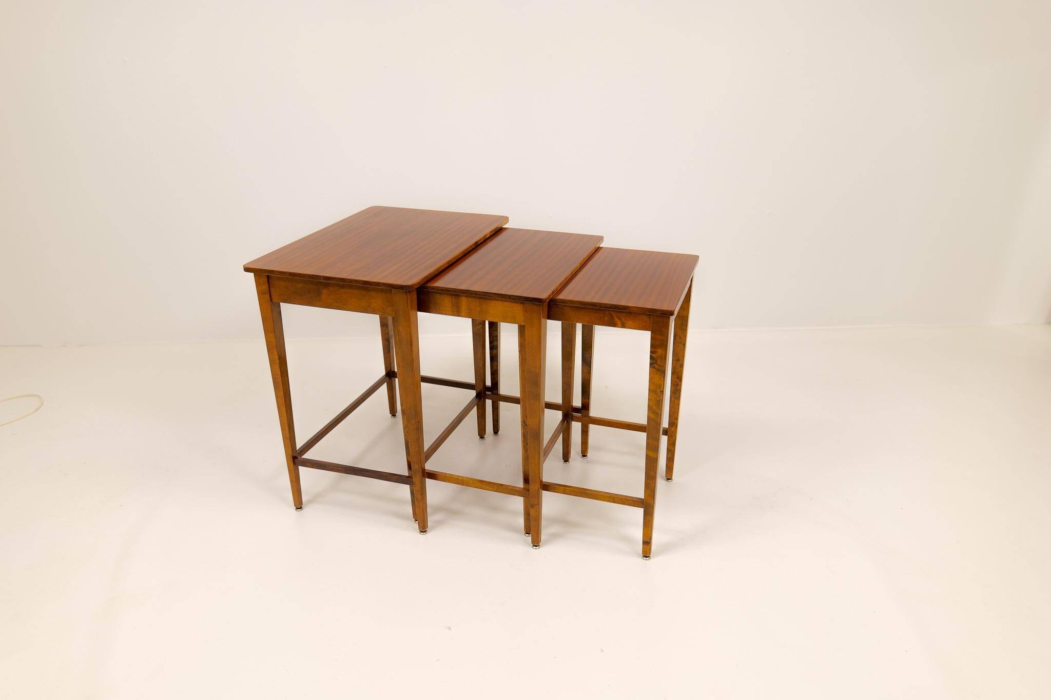 Tables gigognes Art déco en acajou et bouleau teinté, NK Suède, années 1940