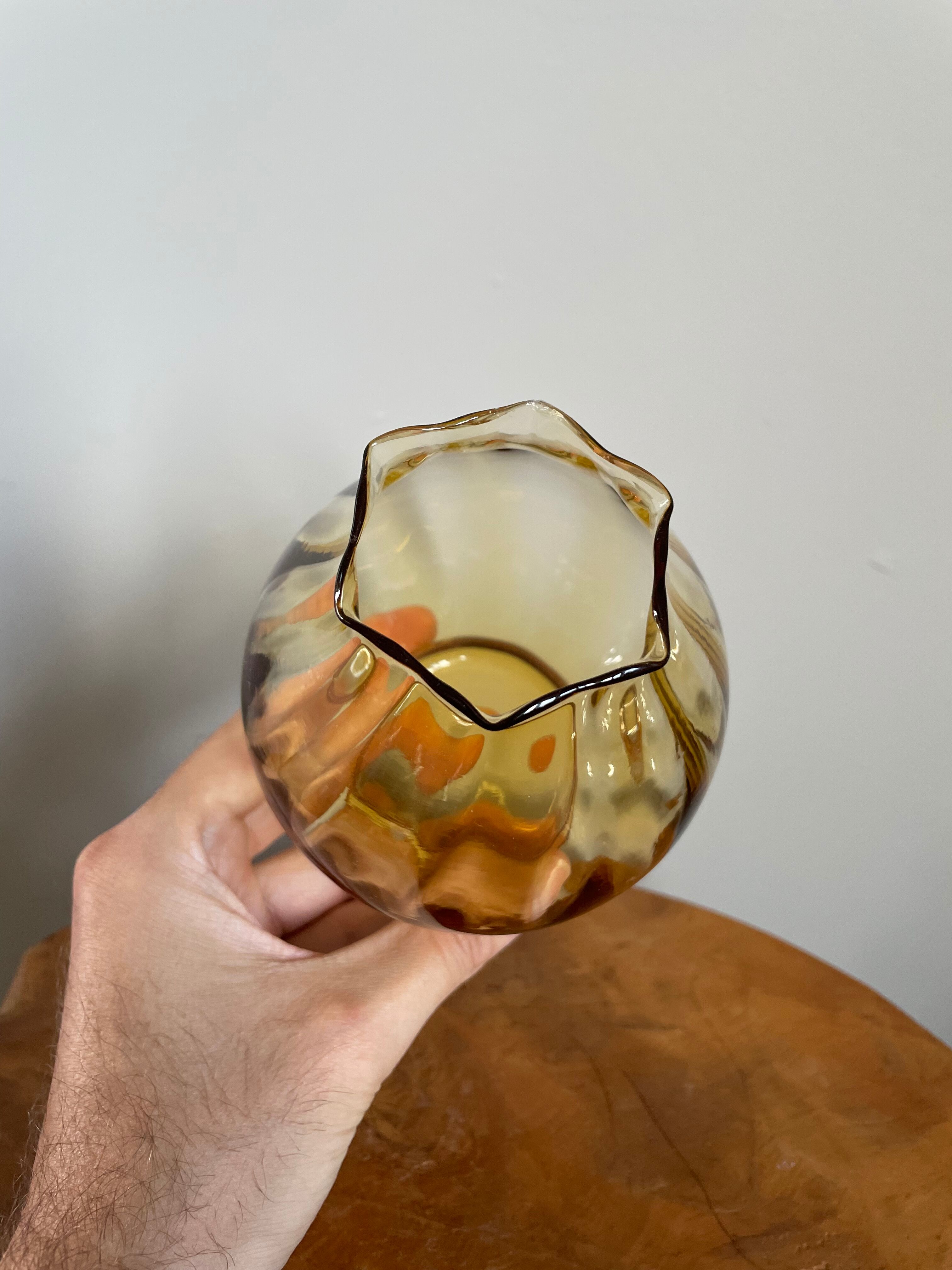 Vase en verre d’art de couleur ambre avec nervures, de collection soufflé à la main des années 1970, fabriqué en Pologne
