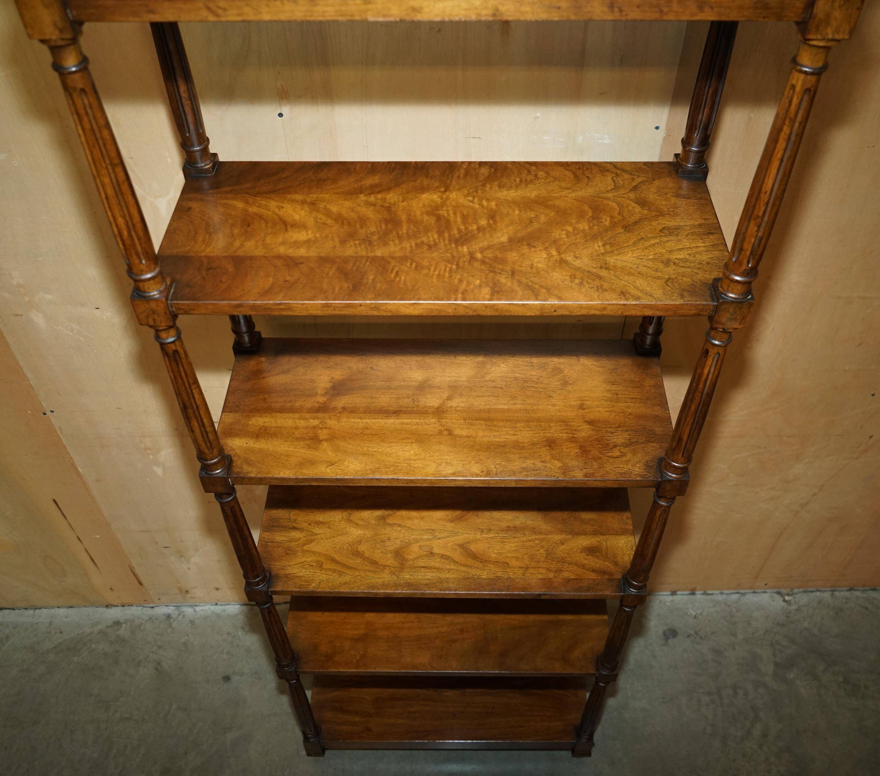 Bibliothèque vintage style Regency en acajou flammé 198 cm