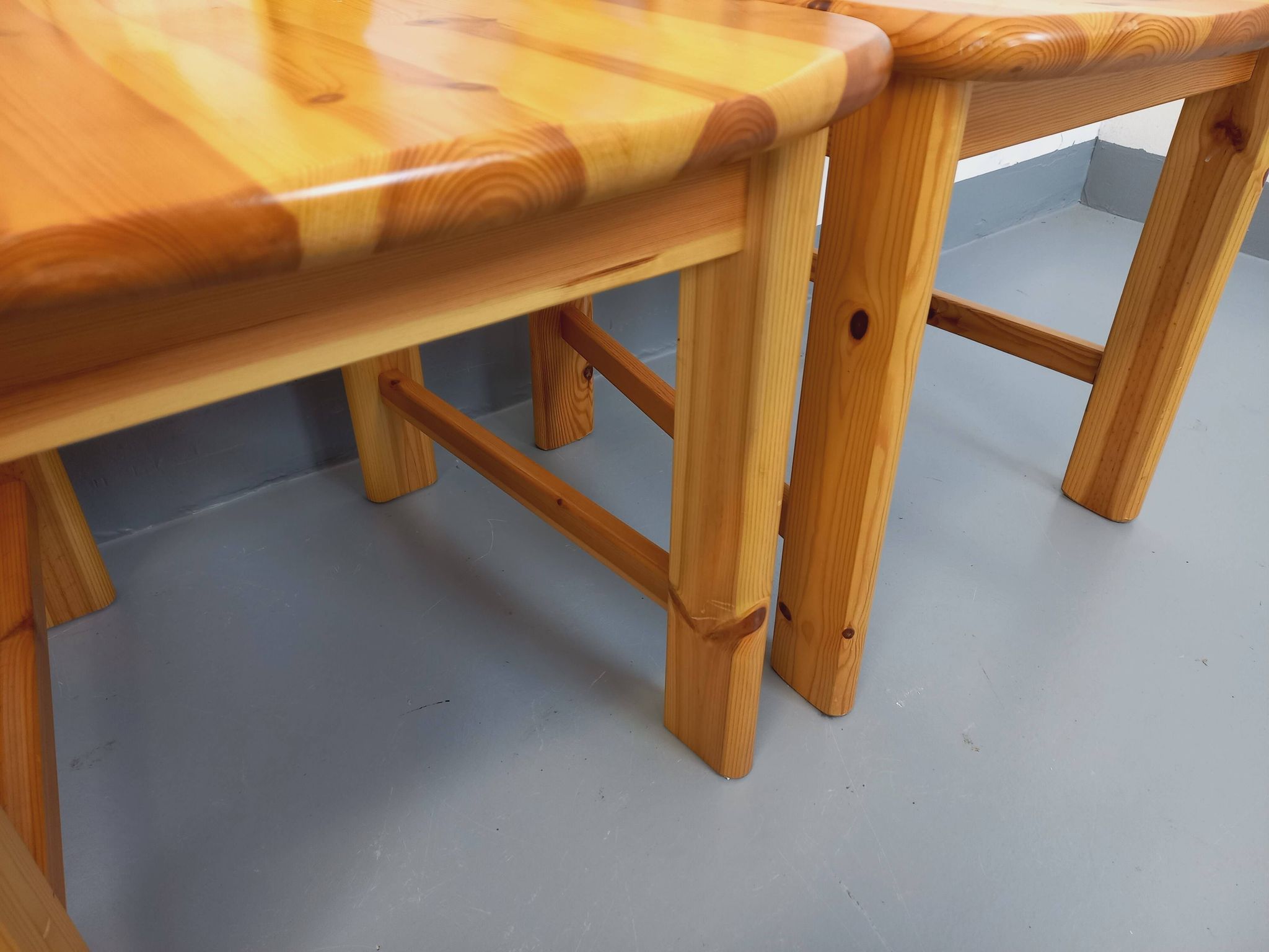 Suite de 4 chaises vintage en pin des années 70 80