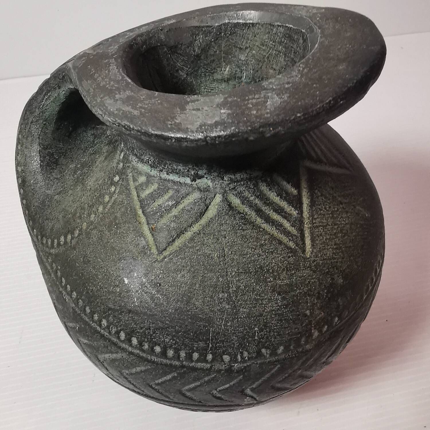 Vintage native american jug pot with geometric patterns in green / gray tones