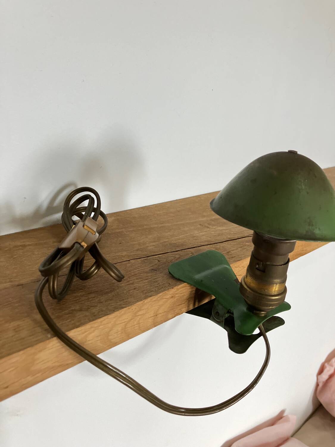 Clip-on mushroom lamp