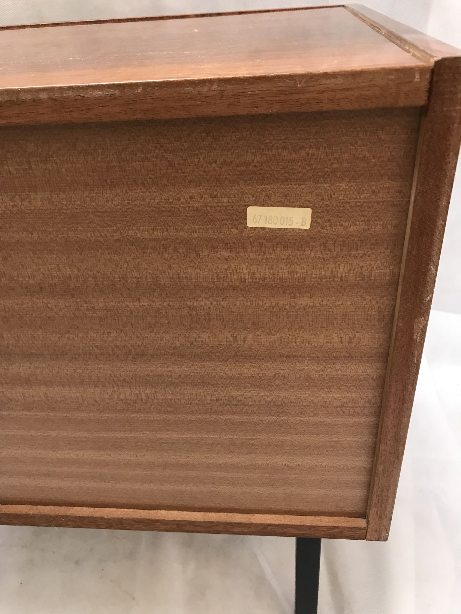 Lacquered 3-drawer chest with rosewood veneer.