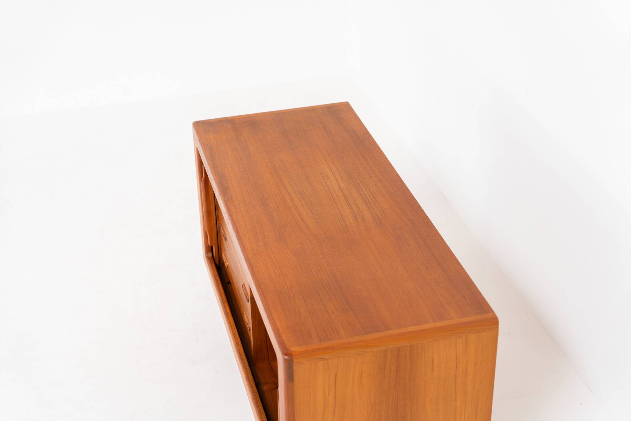 Buffet en teck Svend Dyrlund avec portes tambour
