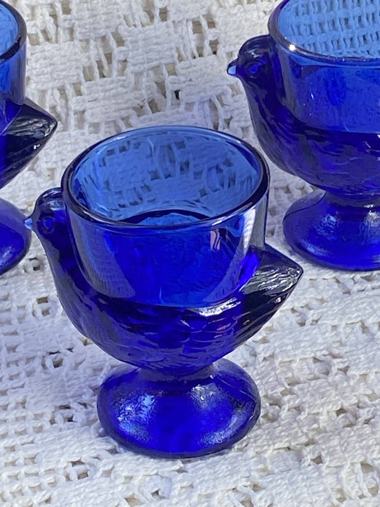 Coquetiers poussin en verre bleu cobalt 