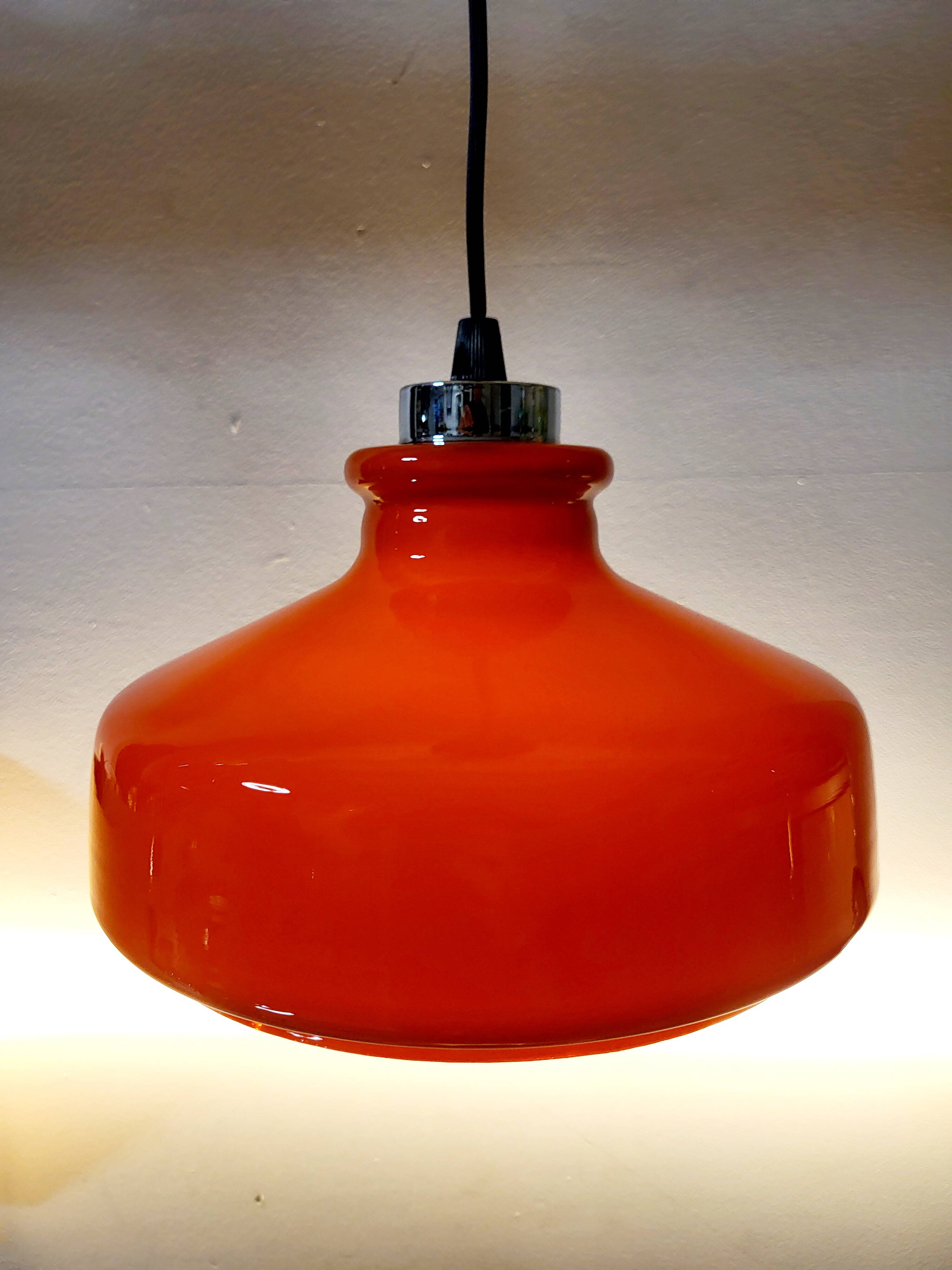 Suspension vintage en verre opalin orange avec finition chromée, années 60