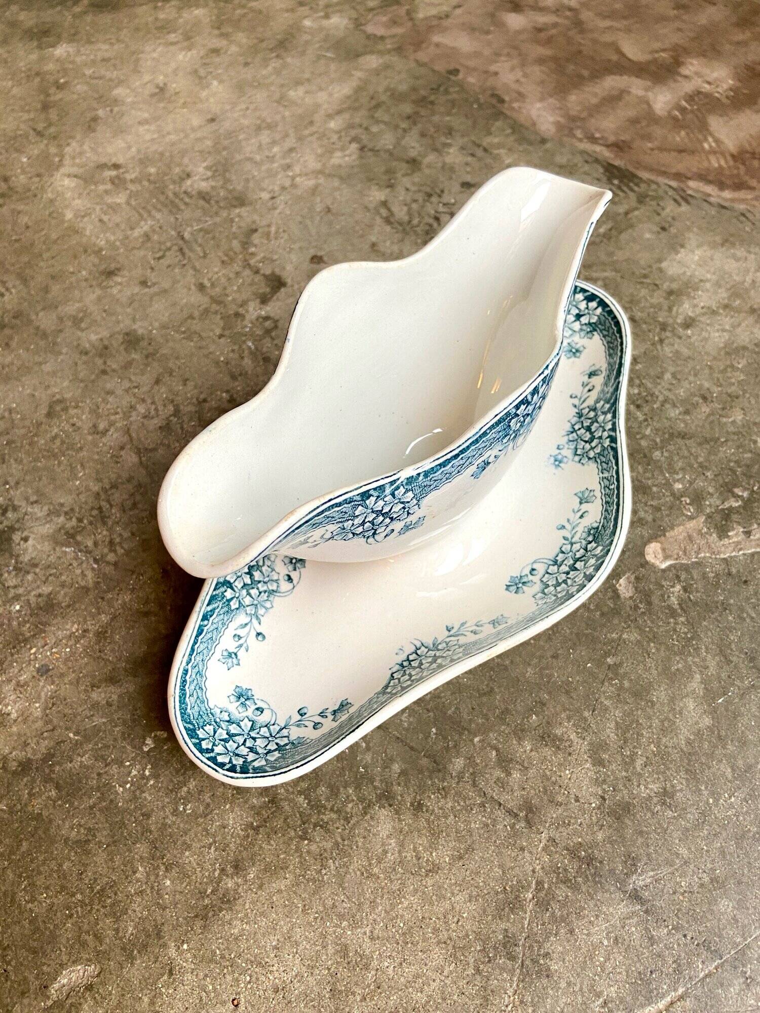 Iron earth gravy boat