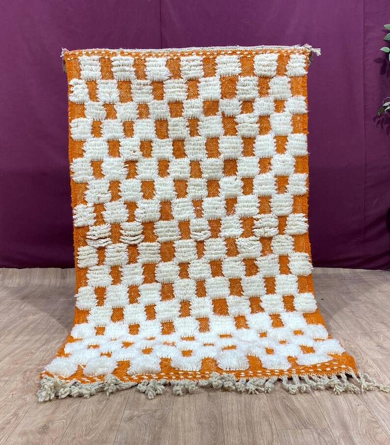 Ecru Moroccan rug with geometric patterns 250cm x 150cm