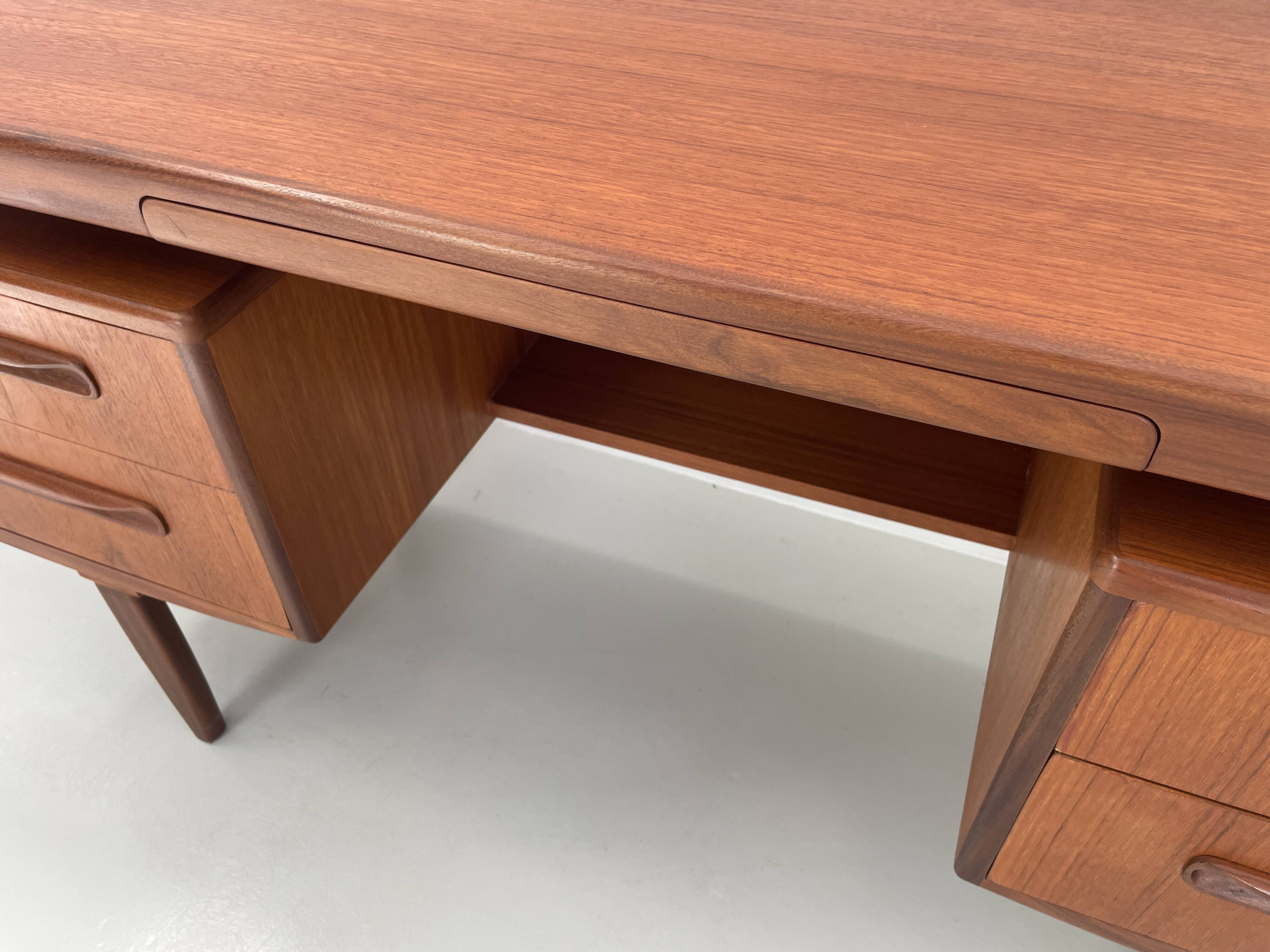 Vintage desk by V.Wilkins for G-Plan, 1960s