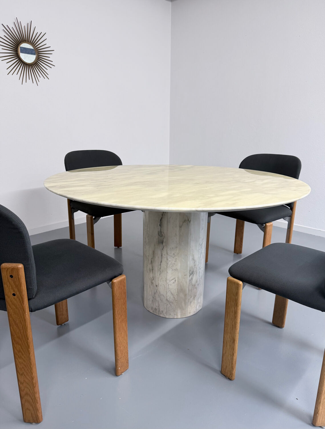 Veined marble round table with central base, Italian design from the 1970s.