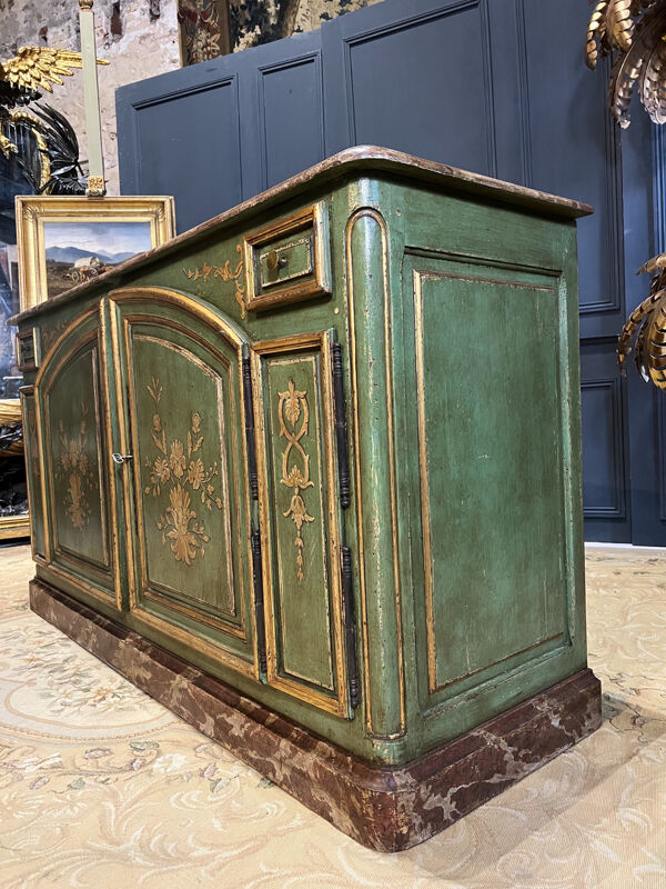 Buffet de chasse de style Louis XIV à double évolution en bois peint