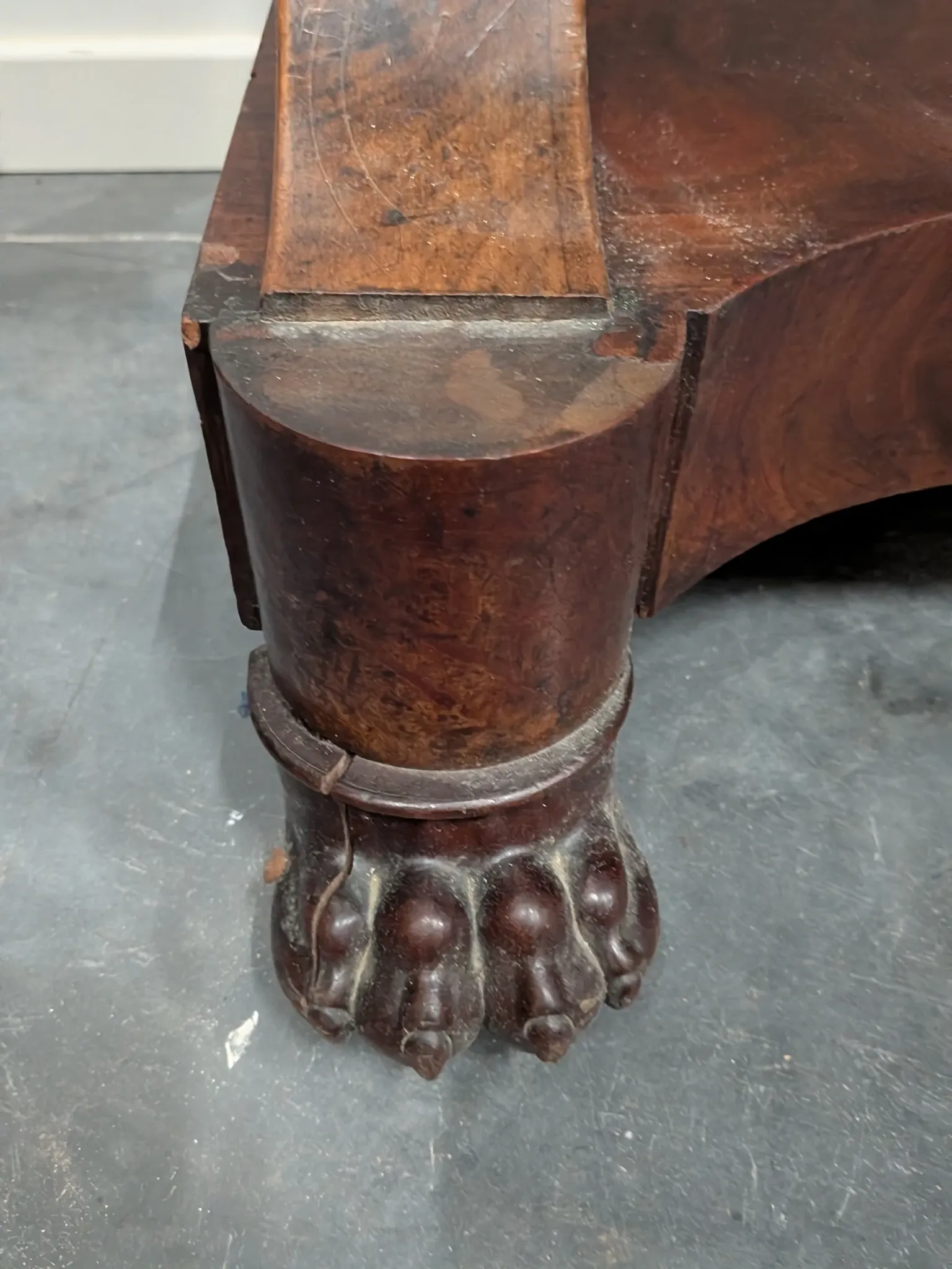 Console restored in flamed mahogany, Sainte-Anne marble, claw feet.