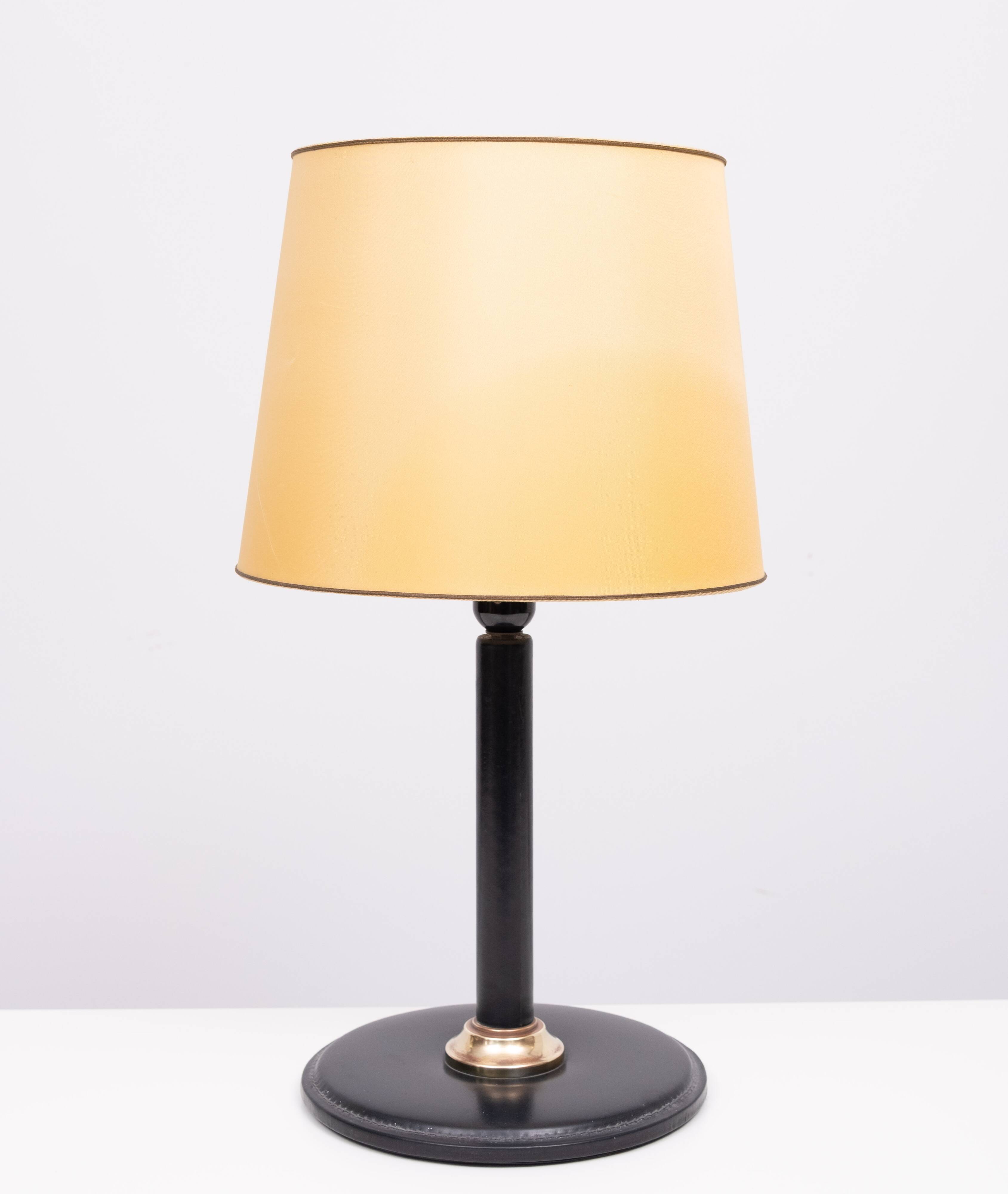 Lampe de table en cuir cousu Jean Adnet, style années 1960