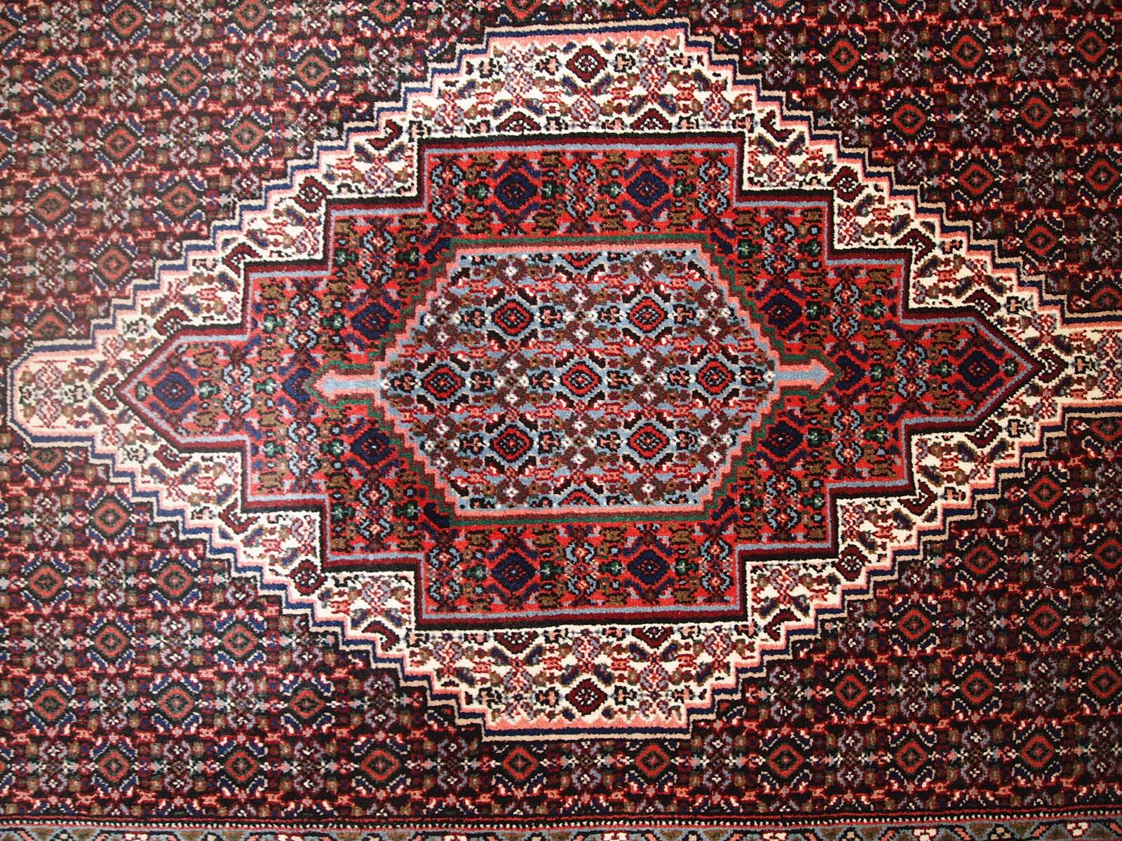 Tapis Nain Vintage du Moyen-Orient, Années 1970, Élégance et Raffinement