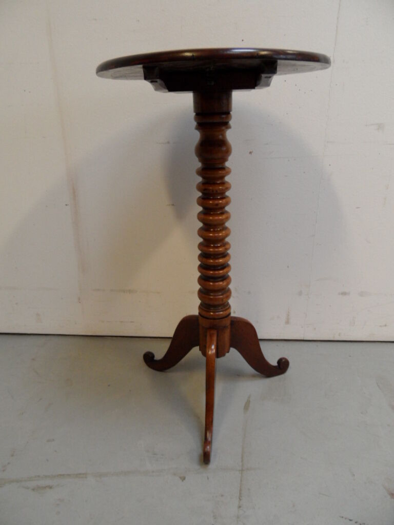 Table à vin en acajou antique