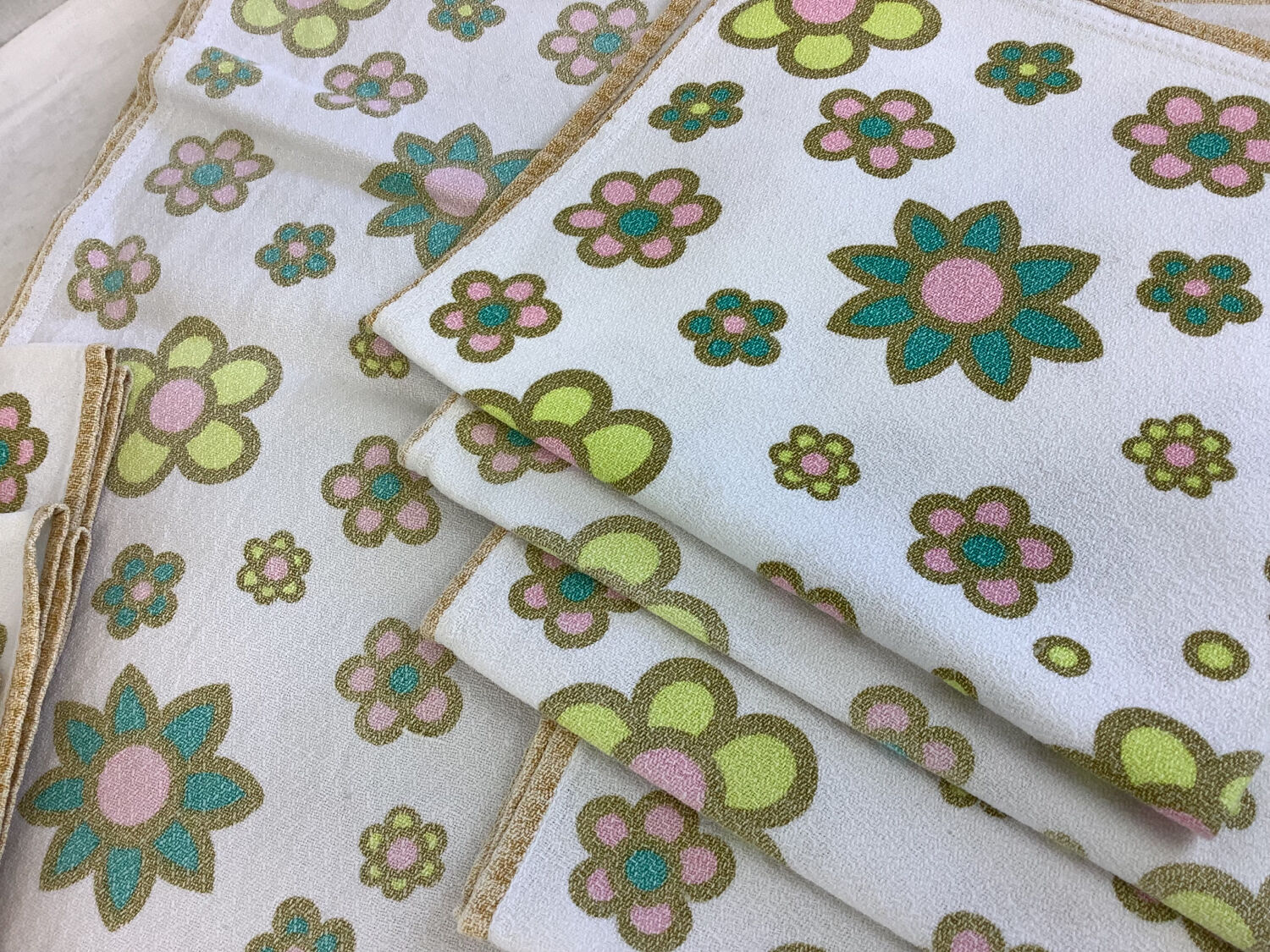 Vintage rectangular tablecloth & 8 towels