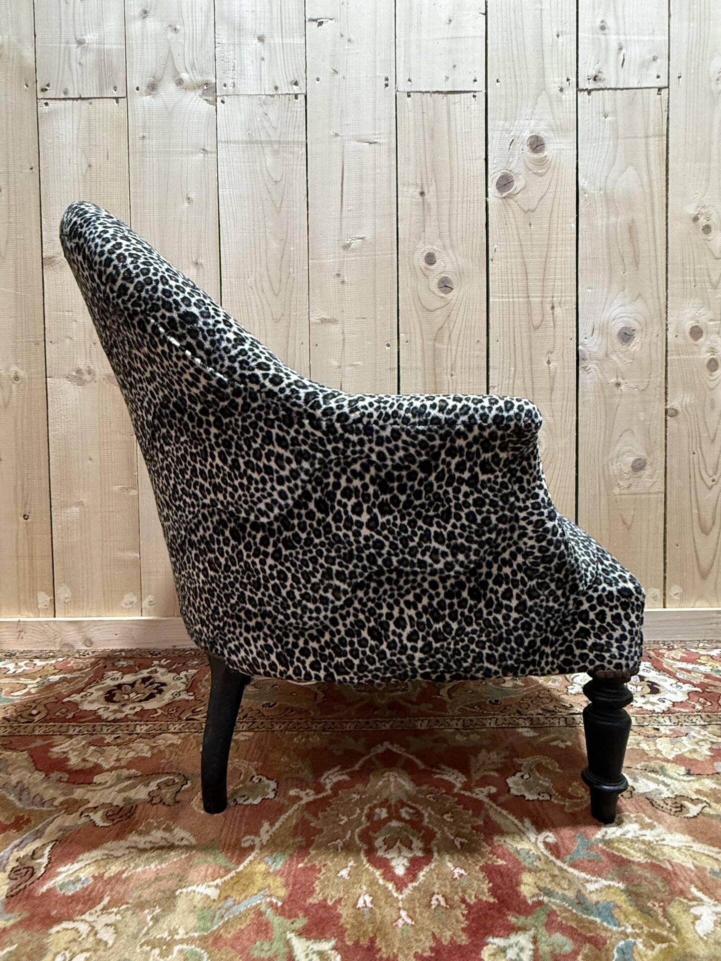 Fauteuil crapaud Napoléon III en velours léopard