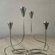 Paire de chandeliers modernistes en métal argenté