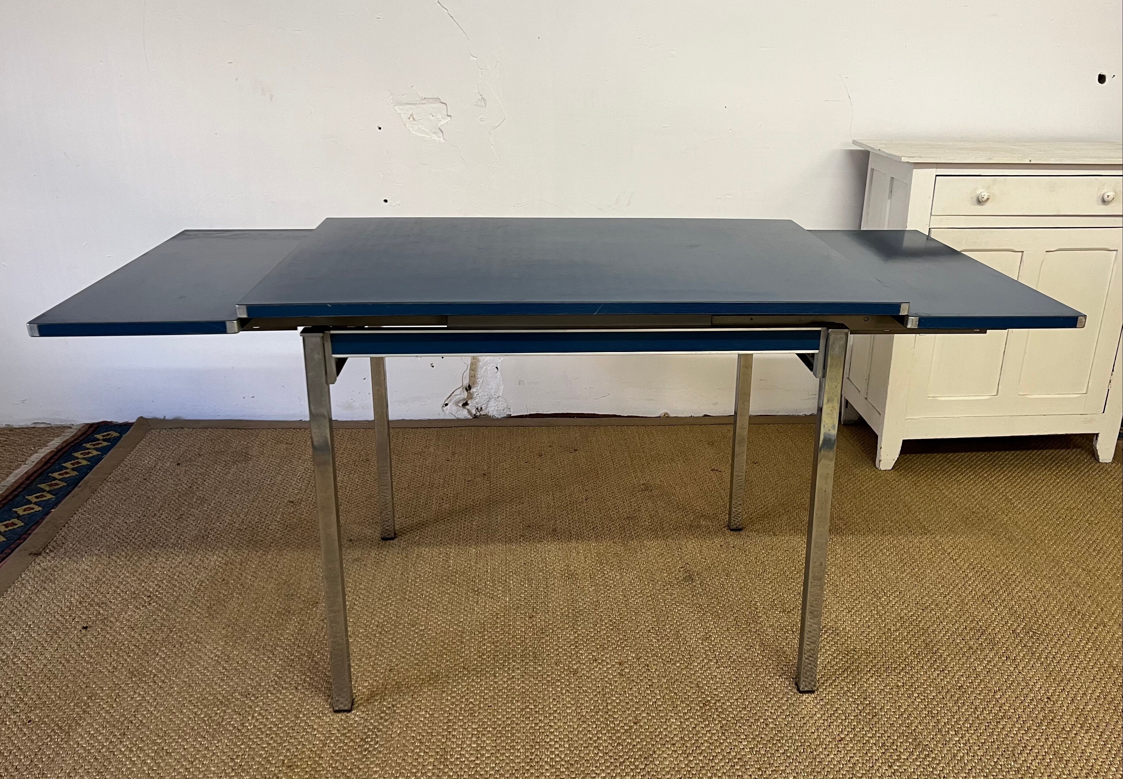 Formica table with extensions