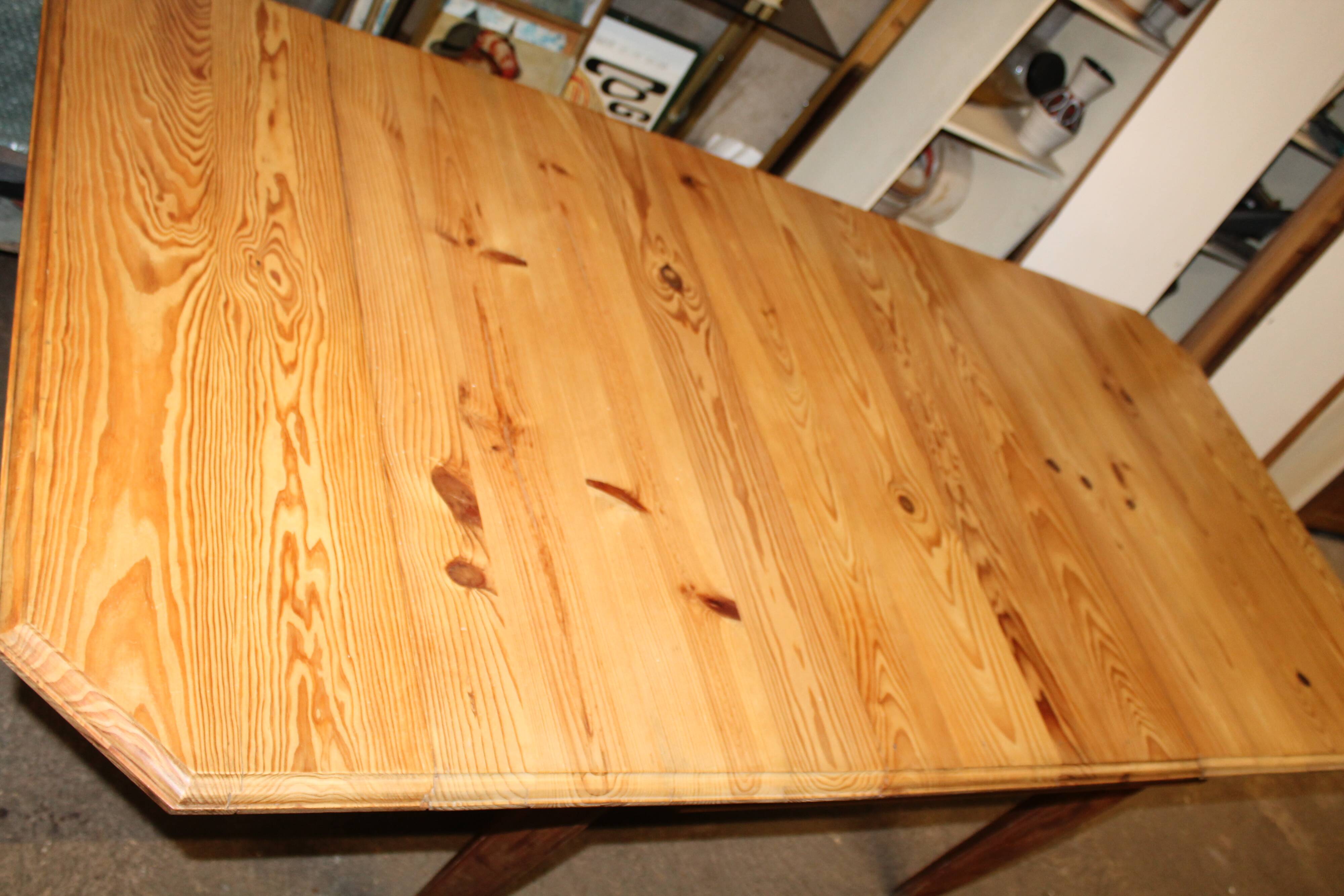 Solid pine stretch table