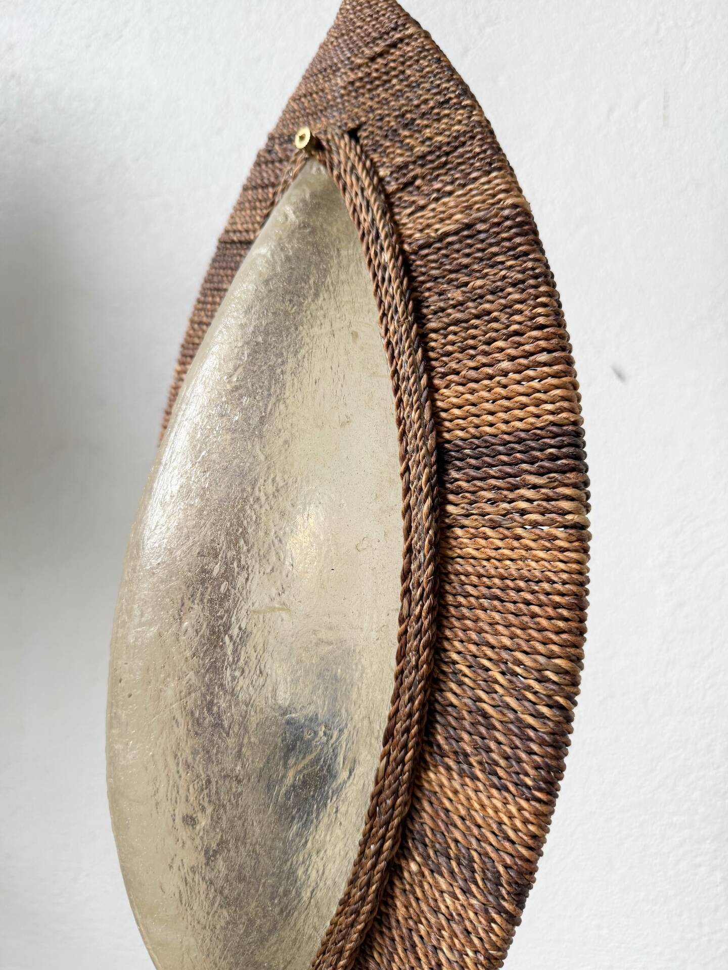 Lampadaire bronze et corde 1970