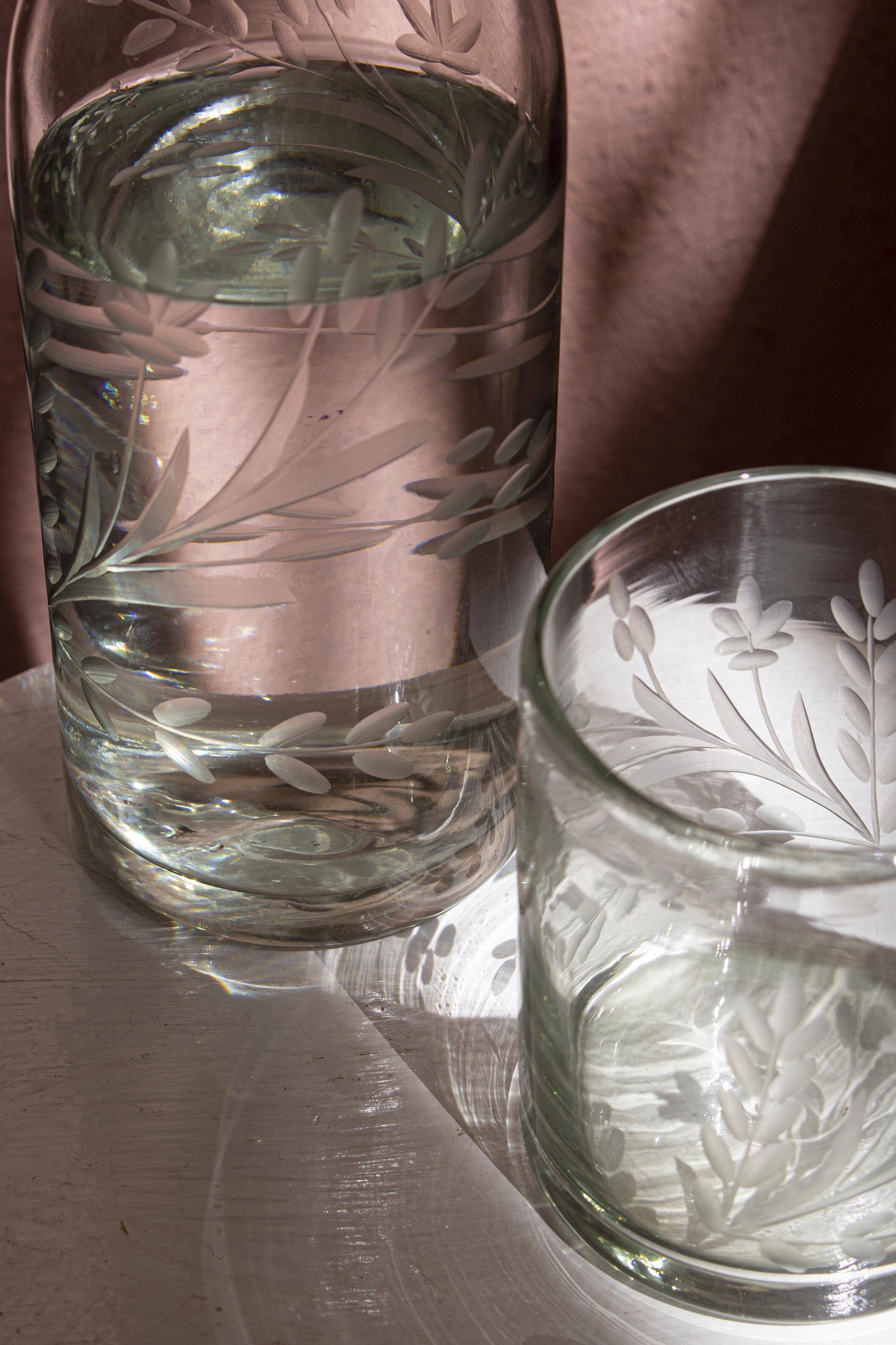 Carafe et verre en verre soufflé et gravé
