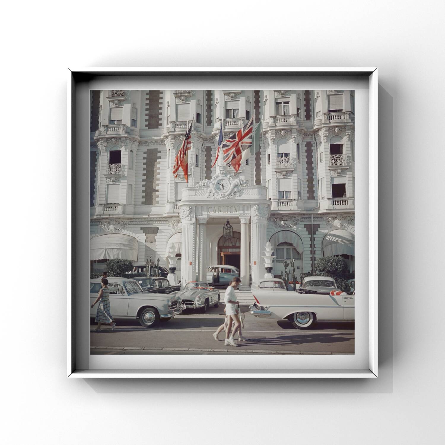 Slim Aarons – Photographie « Entrée de l'hôtel Carlton, Cannes 1958 »