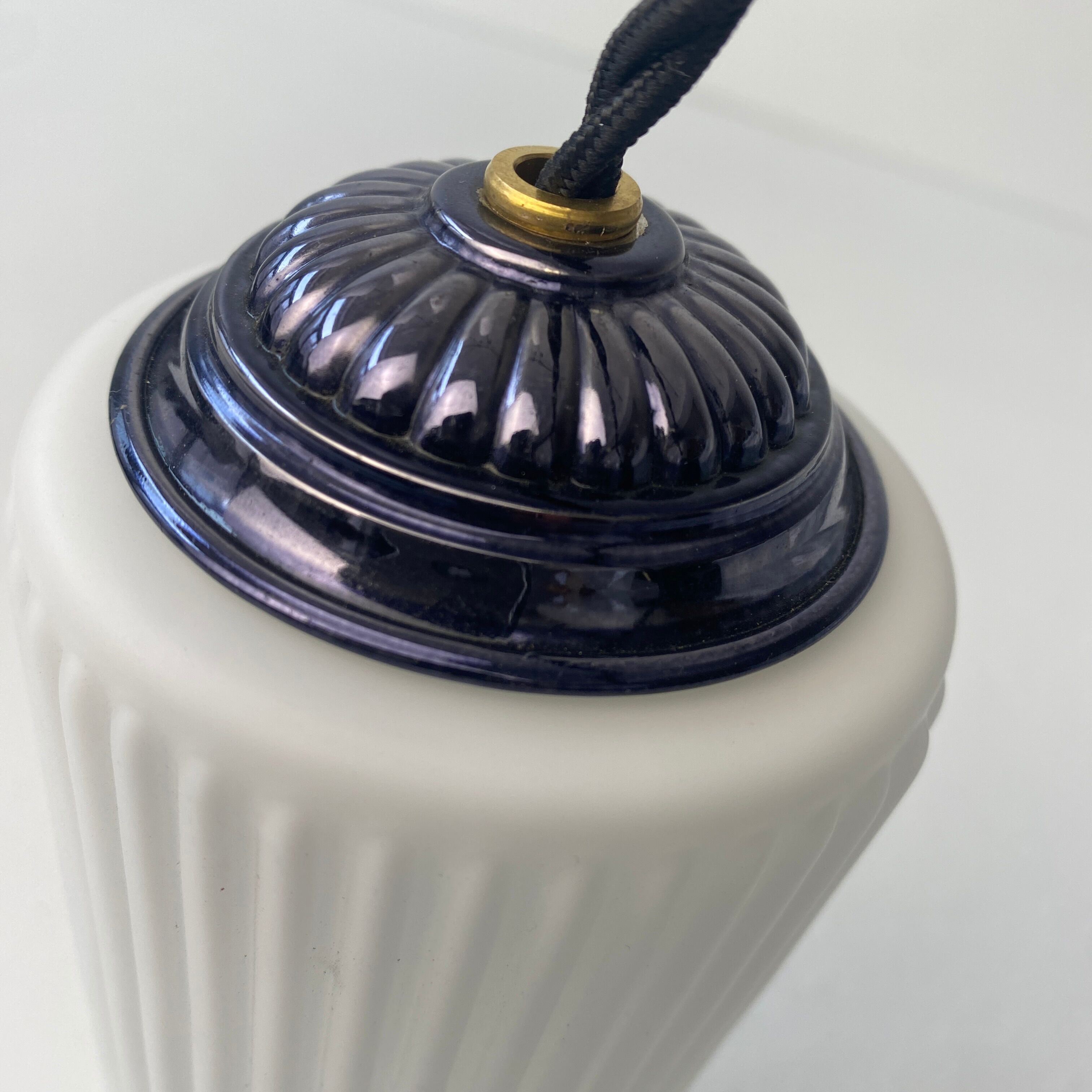 Paire d’anciennes suspensions coniques en opaline vintage
