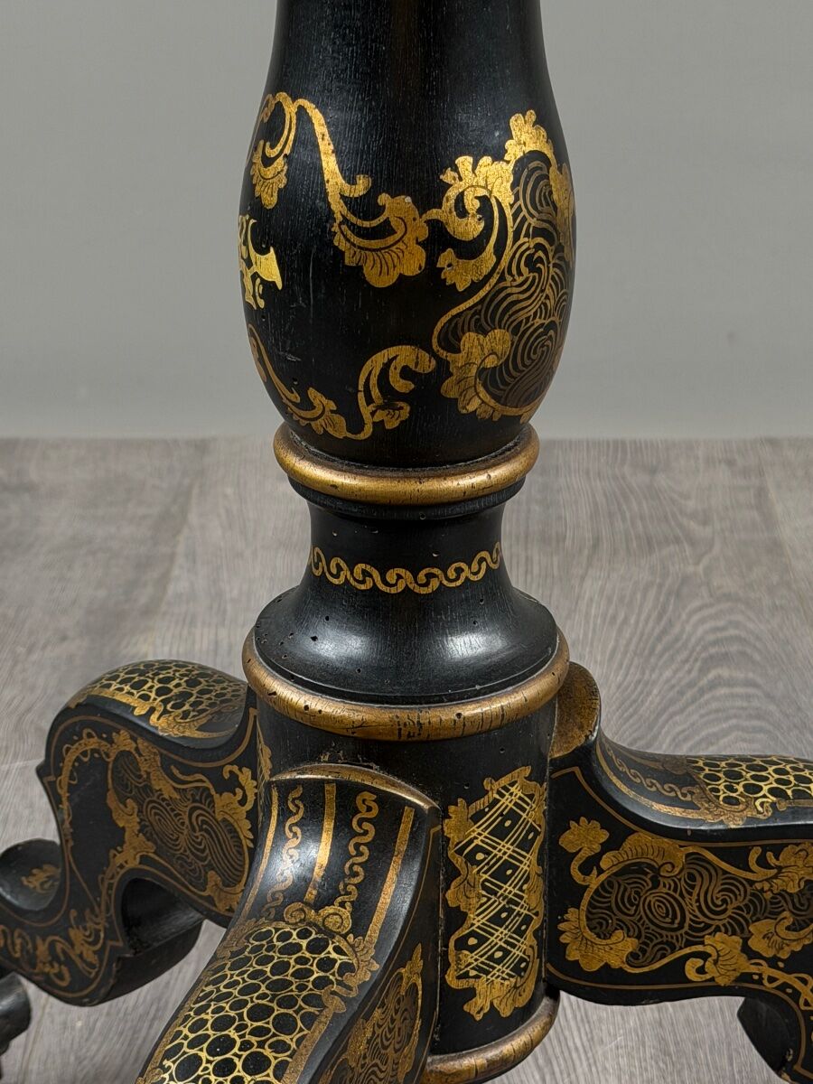 Table pliante Napoléon III en bois laqué noir et décor doré, XIXe siècle