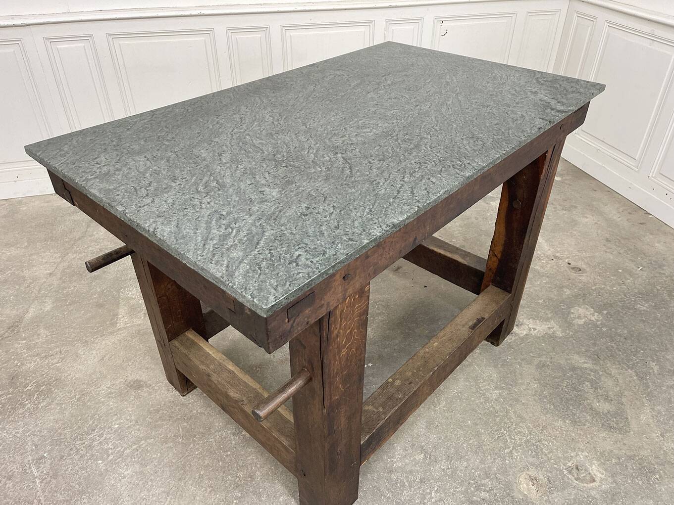 Old work island from 1930 in oak and granite.