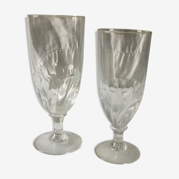 Service of water and wine glasses