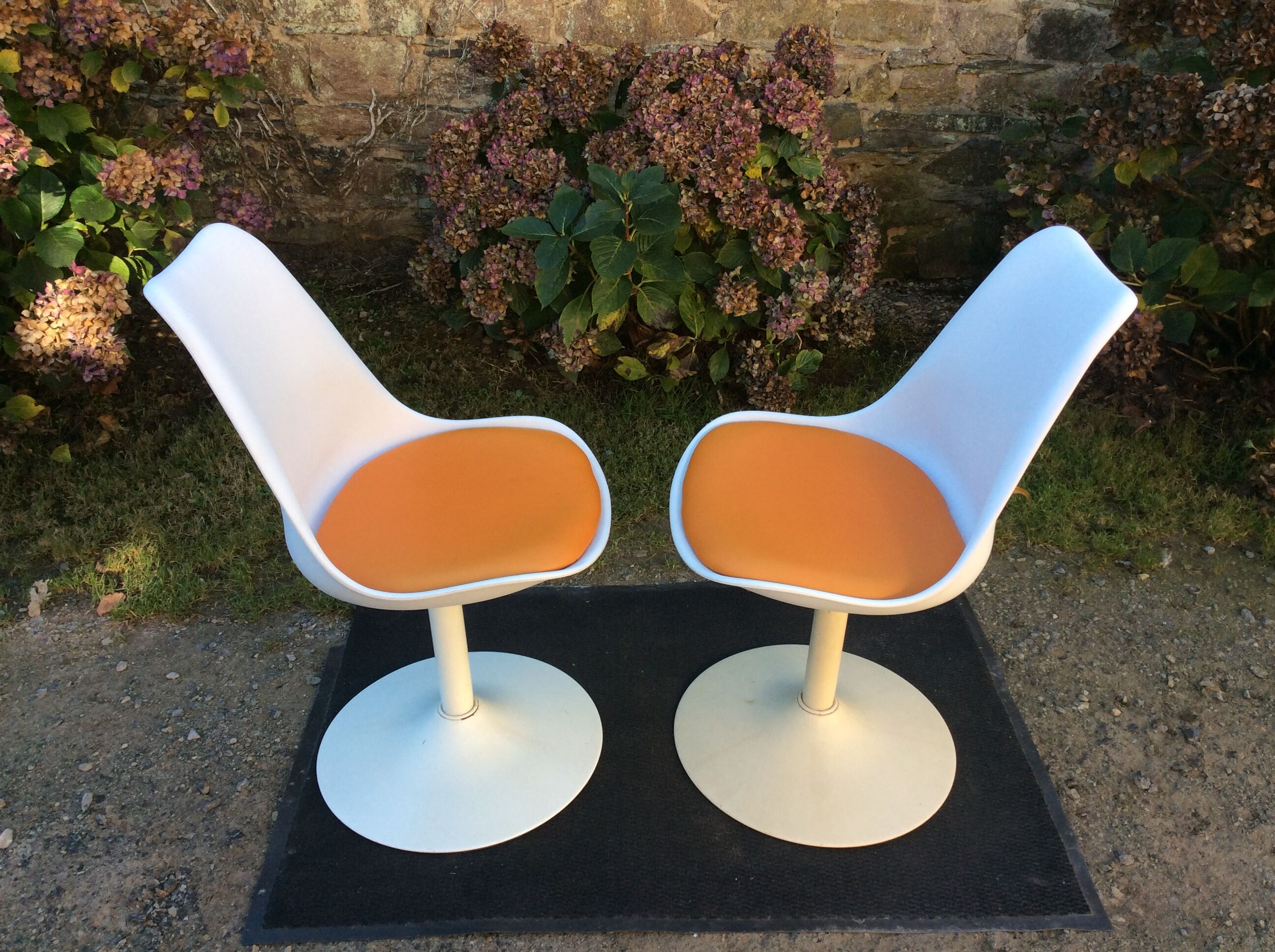 Vintage chair with tulip base in white lacquered metal pvc back and seat in orange Skaï.