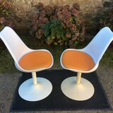 Vintage chair with tulip base in white lacquered metal pvc back and seat in orange Skaï.