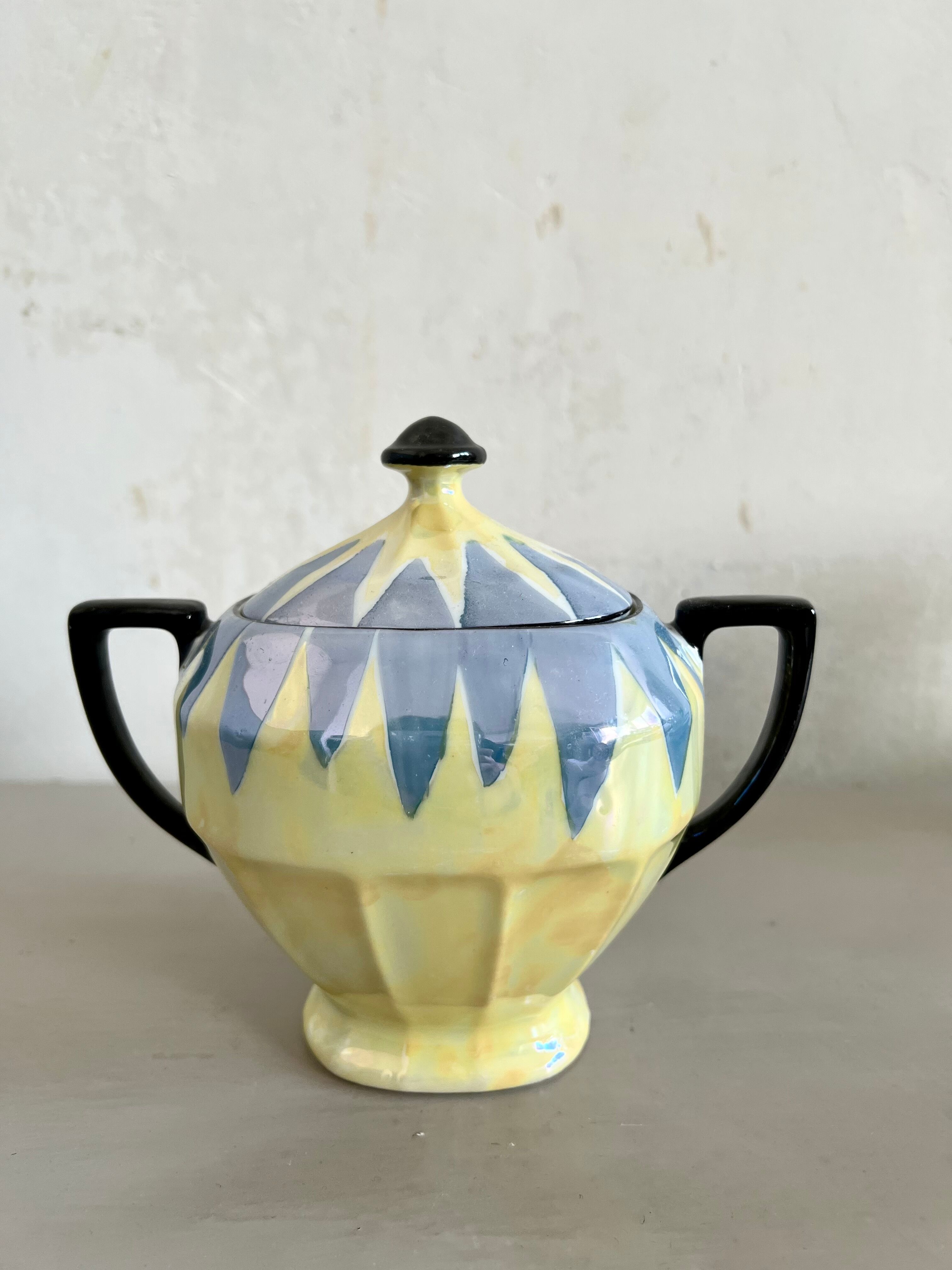 Art Deco coffee set in fine pearlescent porcelain 20s