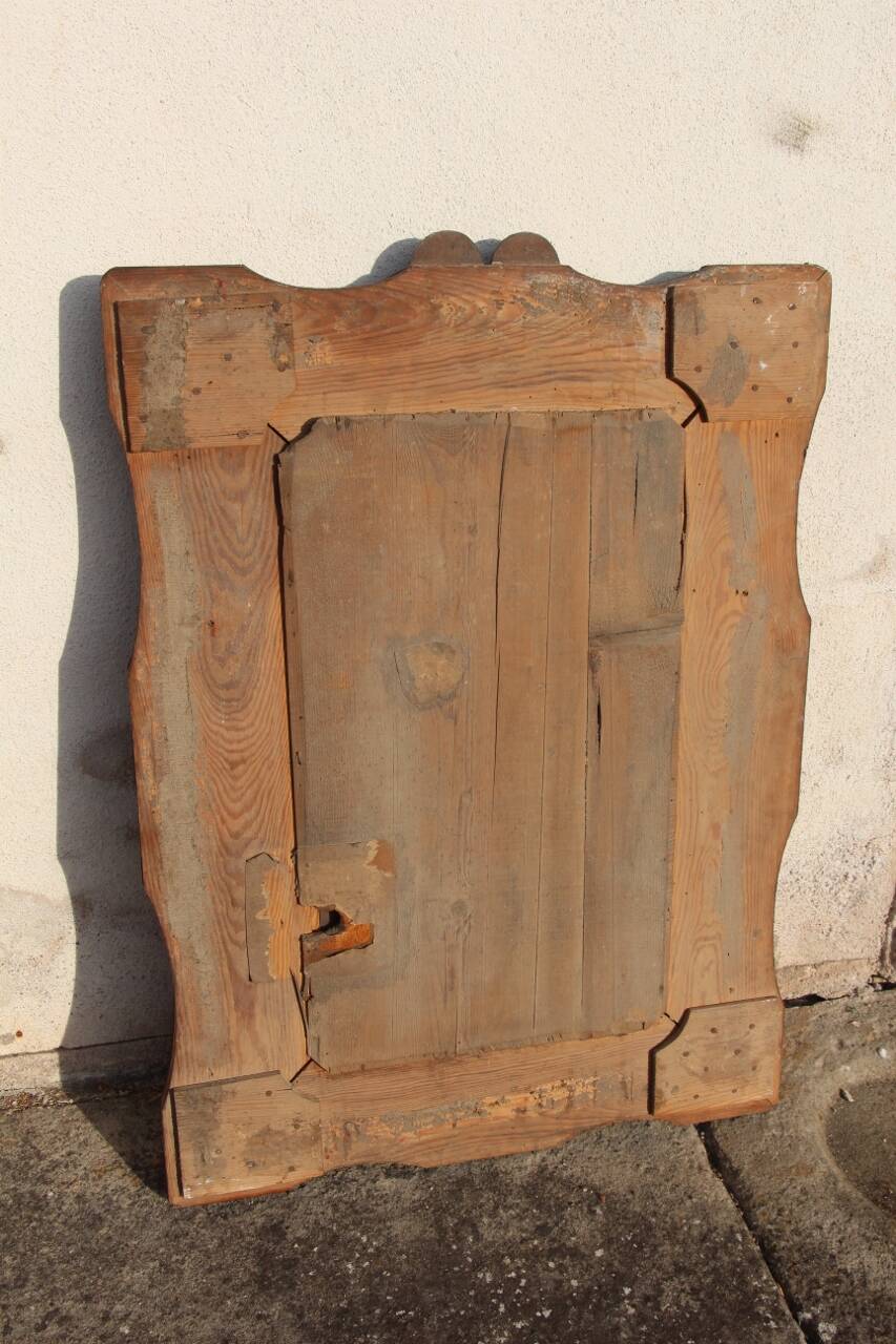 Tramp Art mirror from the 19th century in hand-carved wood.