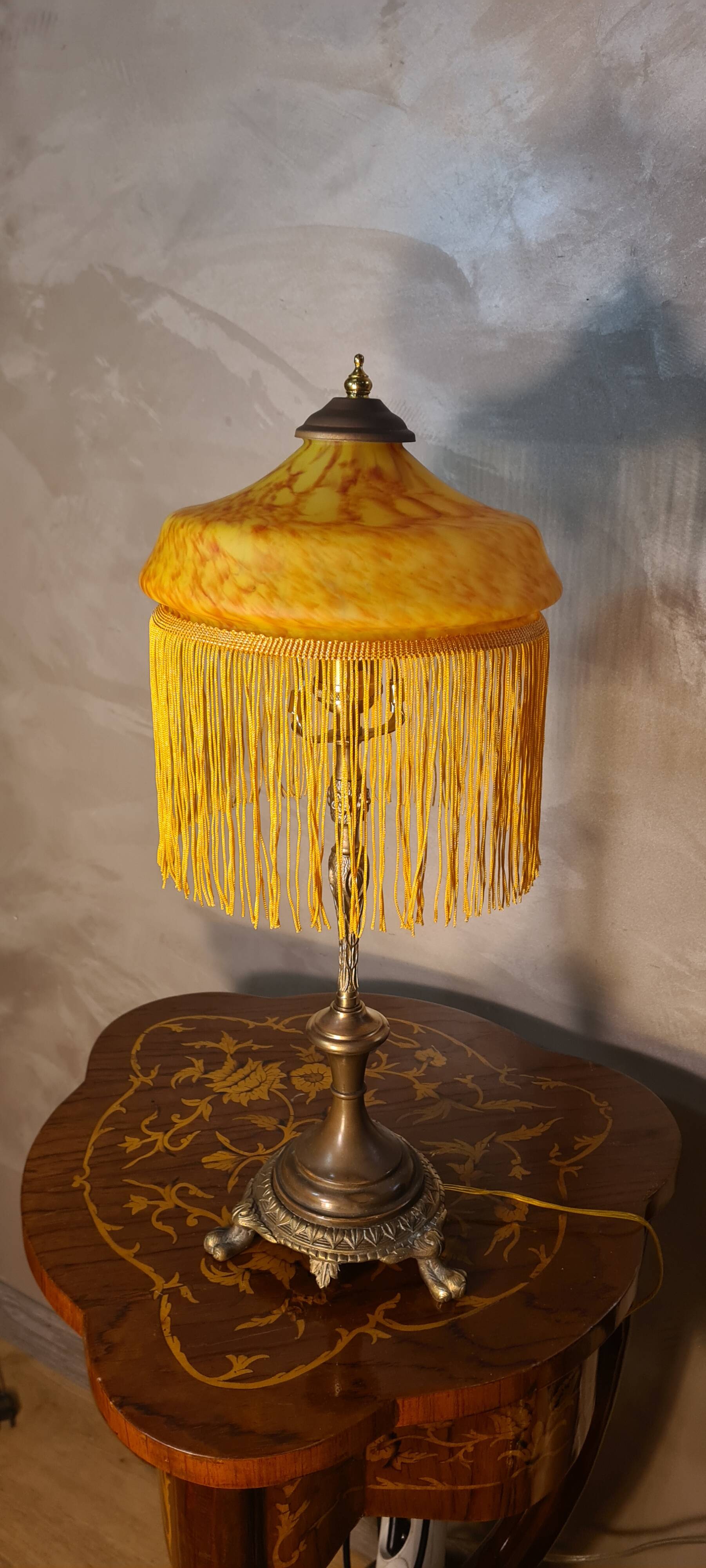 Antique bronze lamp with a marbled yellow glass paste shade, 52x21 cm. Inter a l