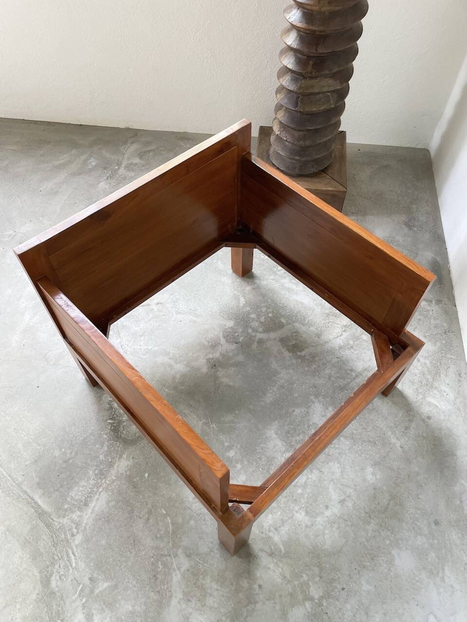 Fauteuil moderniste bois exotique et cuir