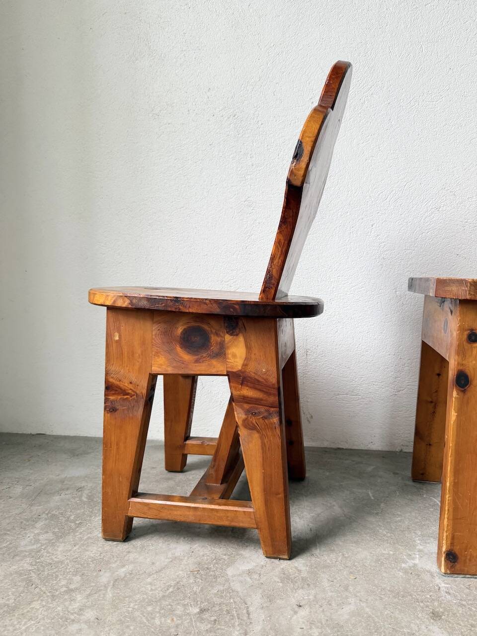 Paire de chaises brutalistes savoyardes en pin