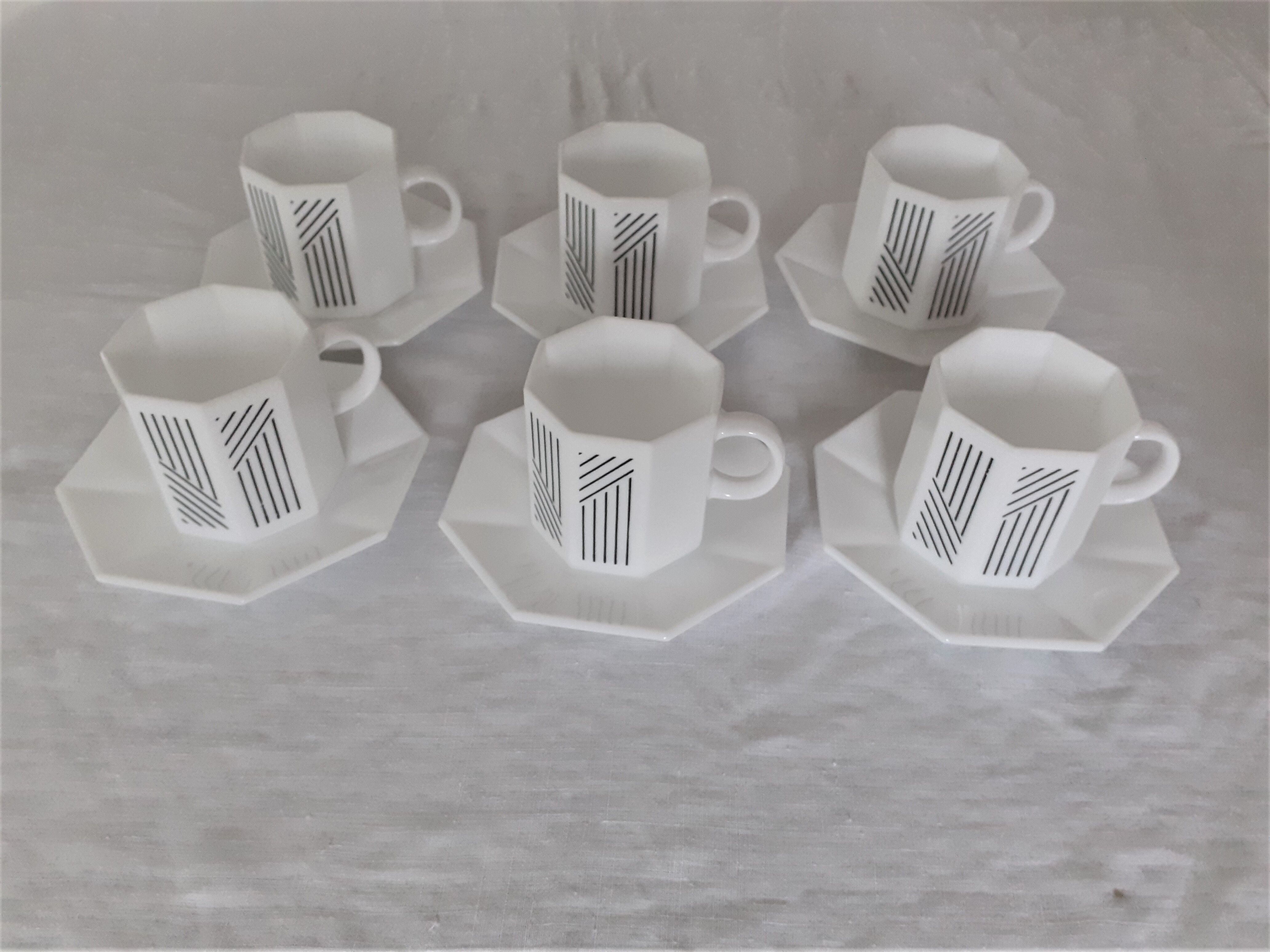 Set de 6 tasses et sous-tasses octogonales Arcopal blanche et noire modèle octime
