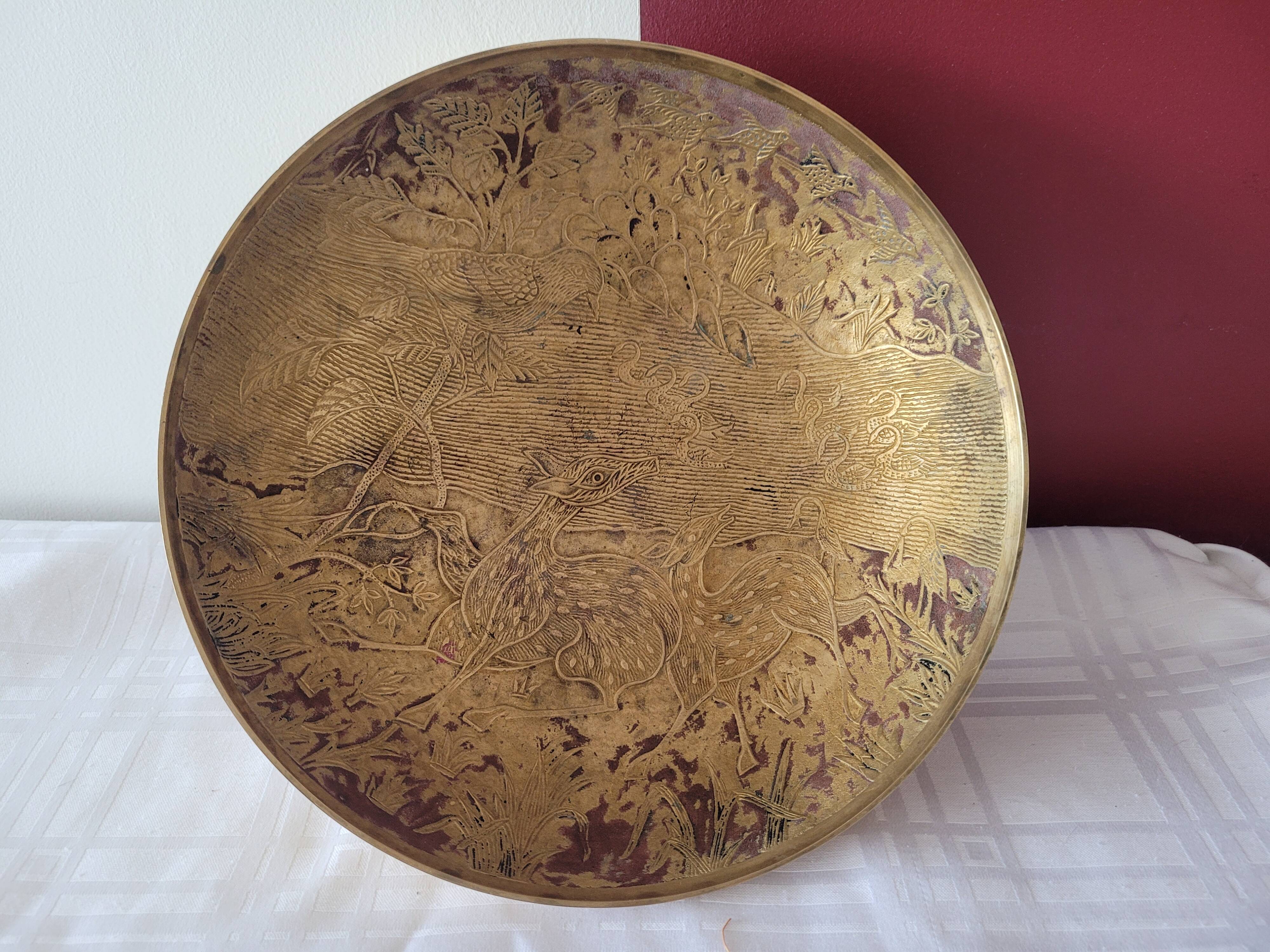 Bowl or decorative dish in engraved brass.