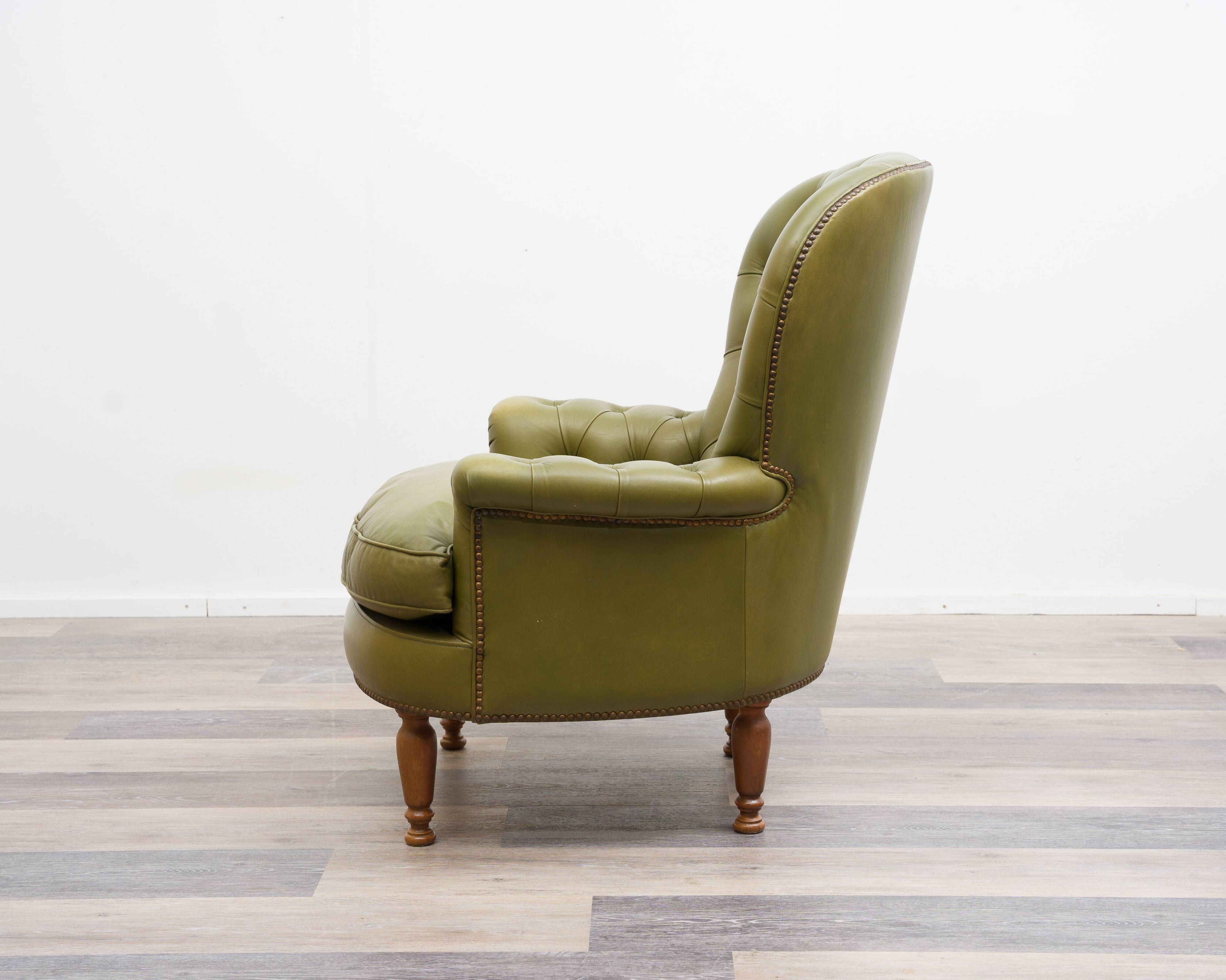 Fauteuil Chesterfield en cuir vert olive