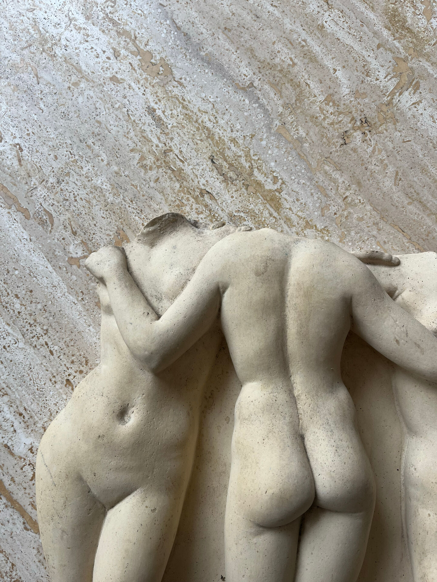 Bas-relief en plâtre patiné
