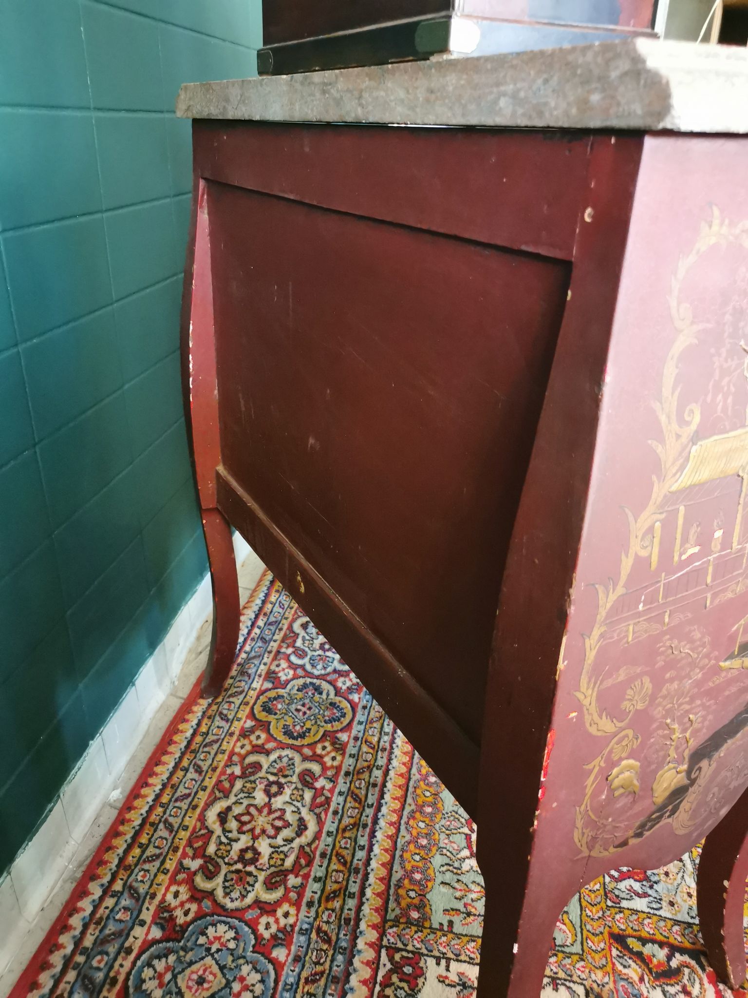 French XIX jumping chest of drawers in Chinese lacquer ox and golden blood