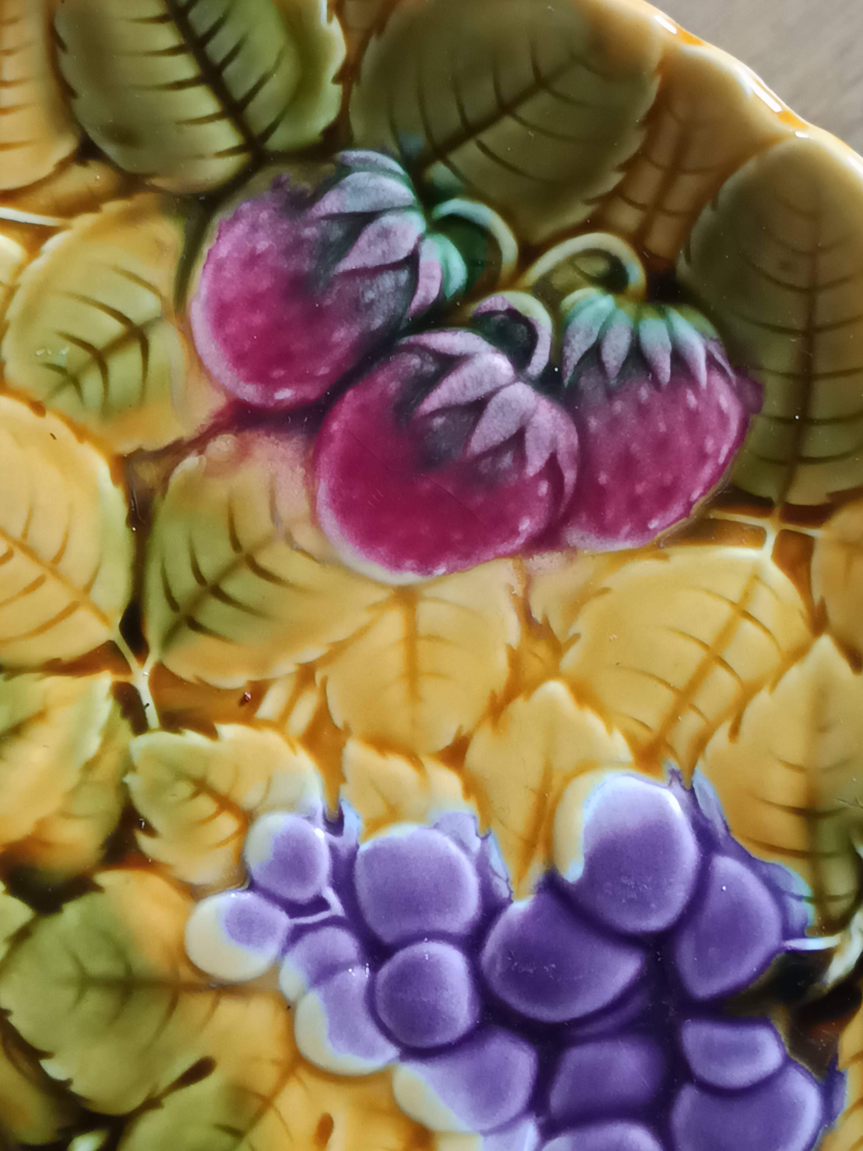 dish and plates barbotine fruits Sarreguemines