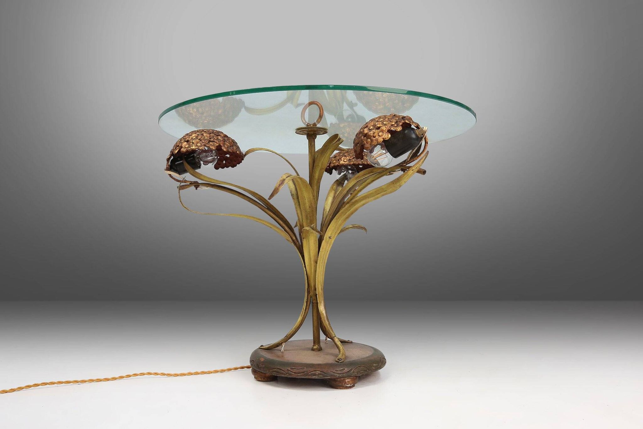 Table basse de style Hollywood Regency avec éclairage et fleurs en laiton, France