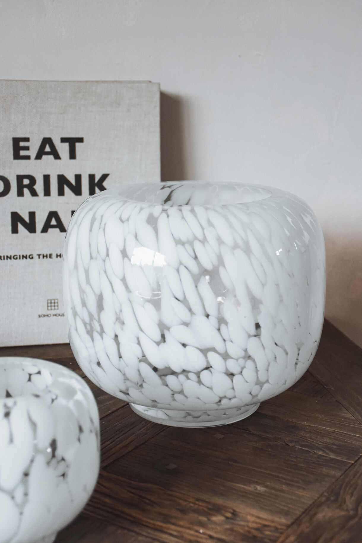 Vase or photophore white spotted