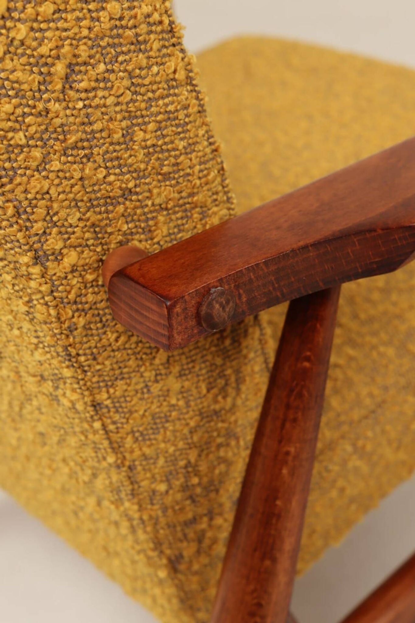 Deux chaises longues vintage en bouclée moutarde, design du milieu du siècle, 1960.